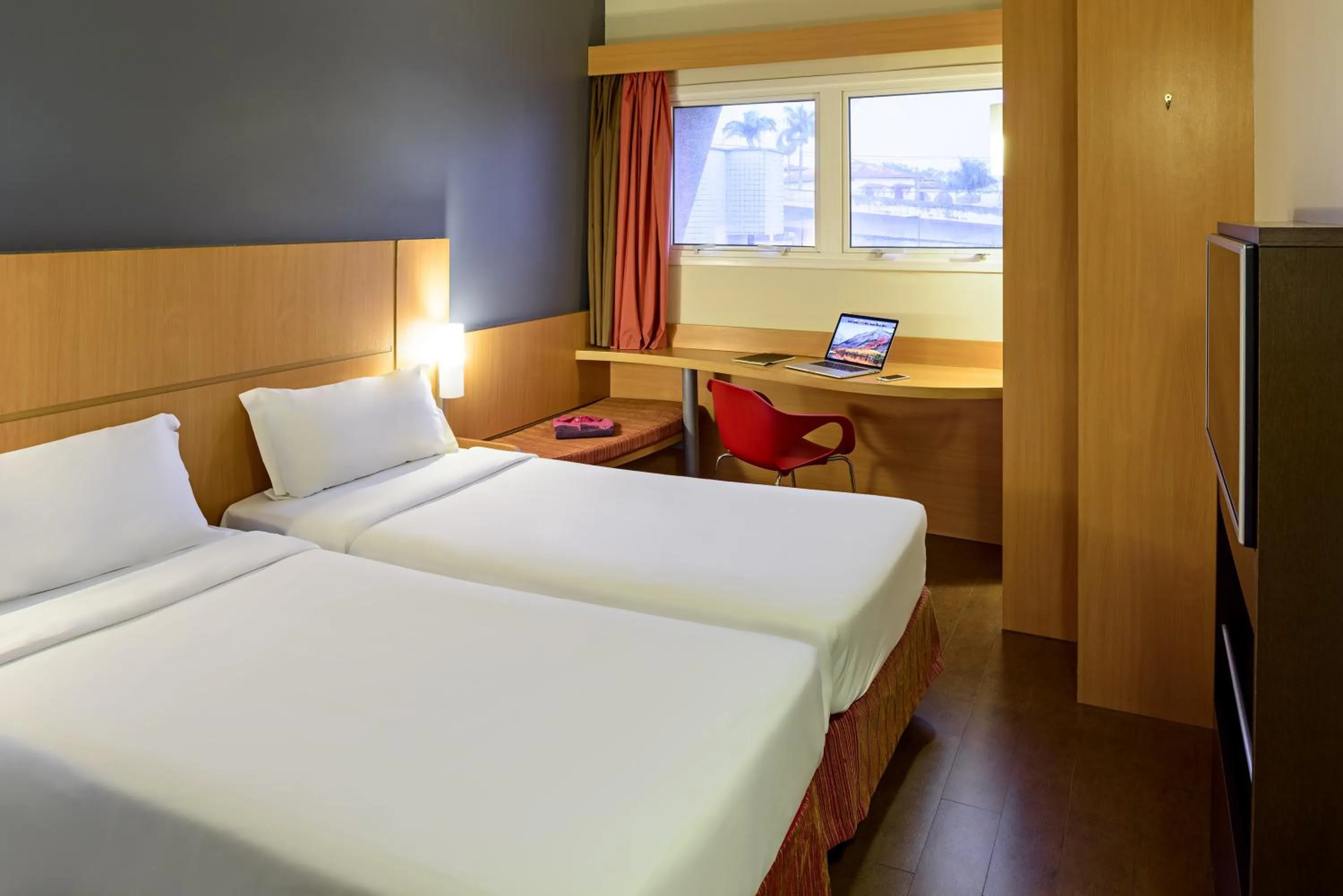 Bedroom, Bed in ibis Belem Aeroporto