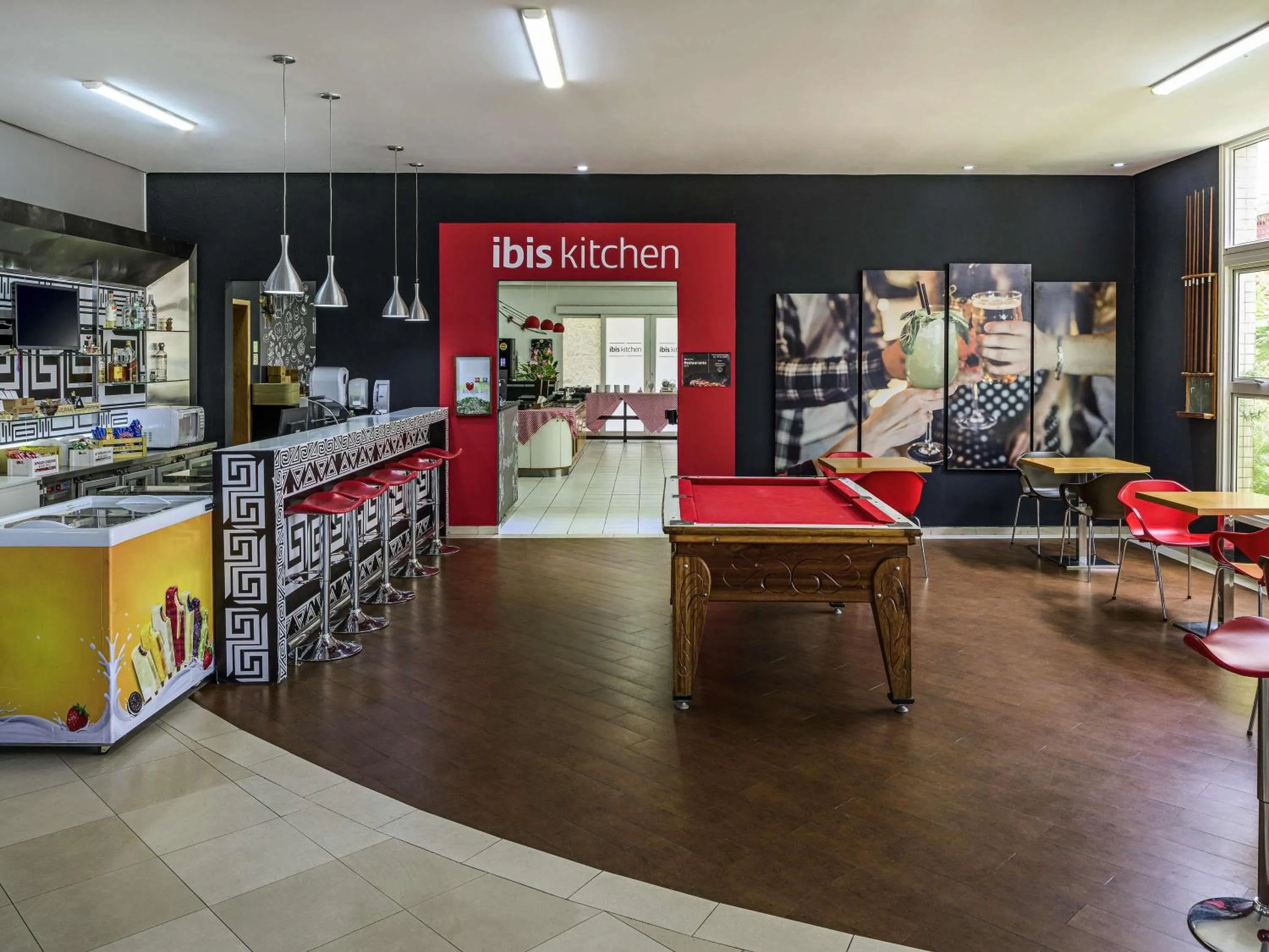 Lounge or bar in ibis Belem Aeroporto