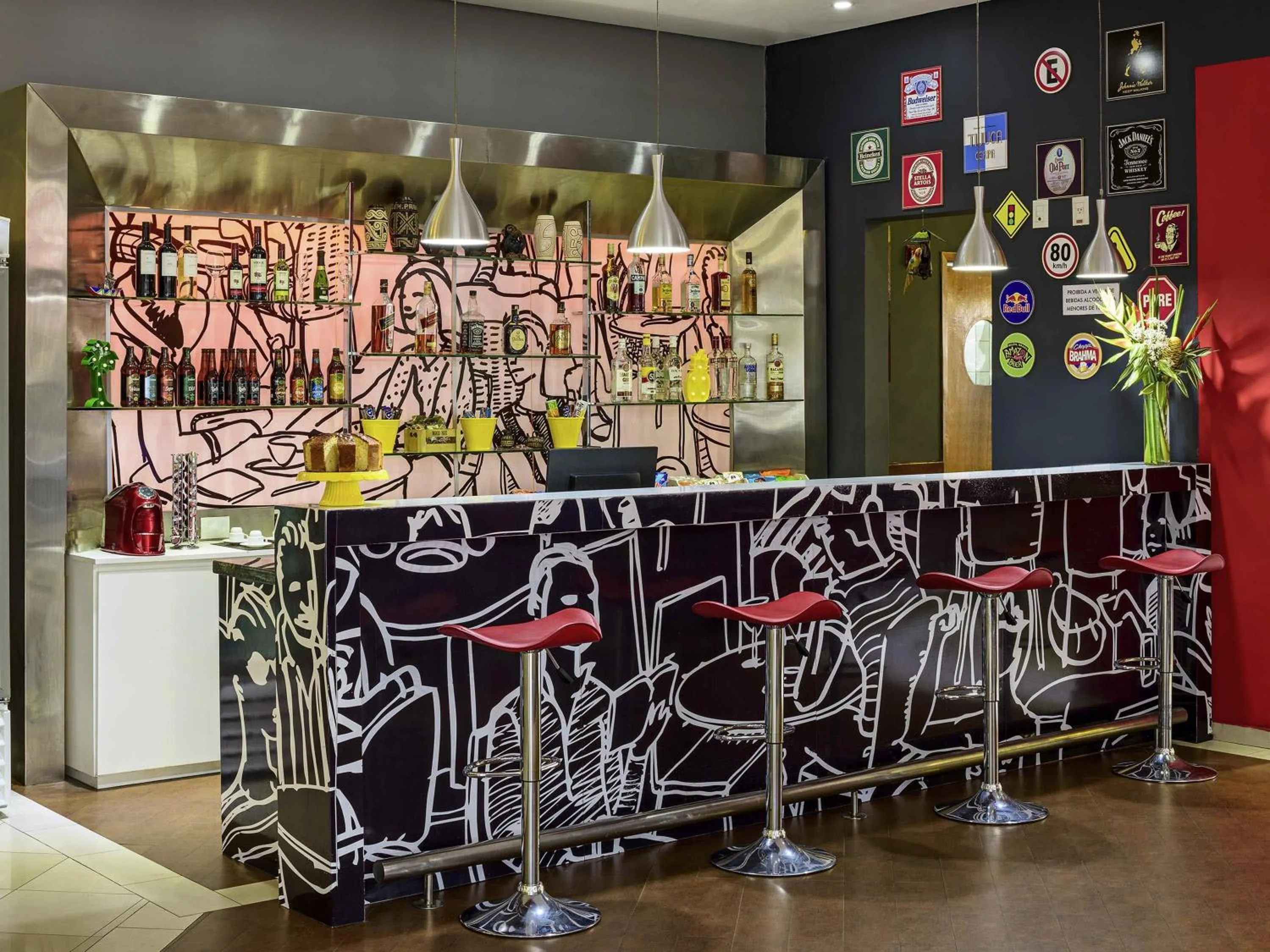 Lounge or bar in ibis Belem Aeroporto