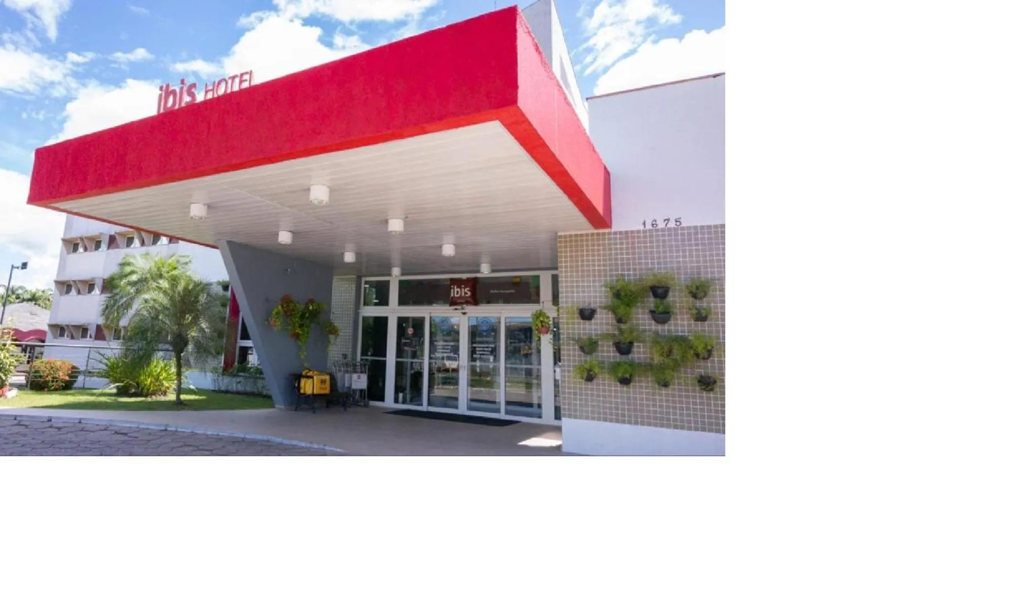 Facade/entrance in ibis Belem Aeroporto