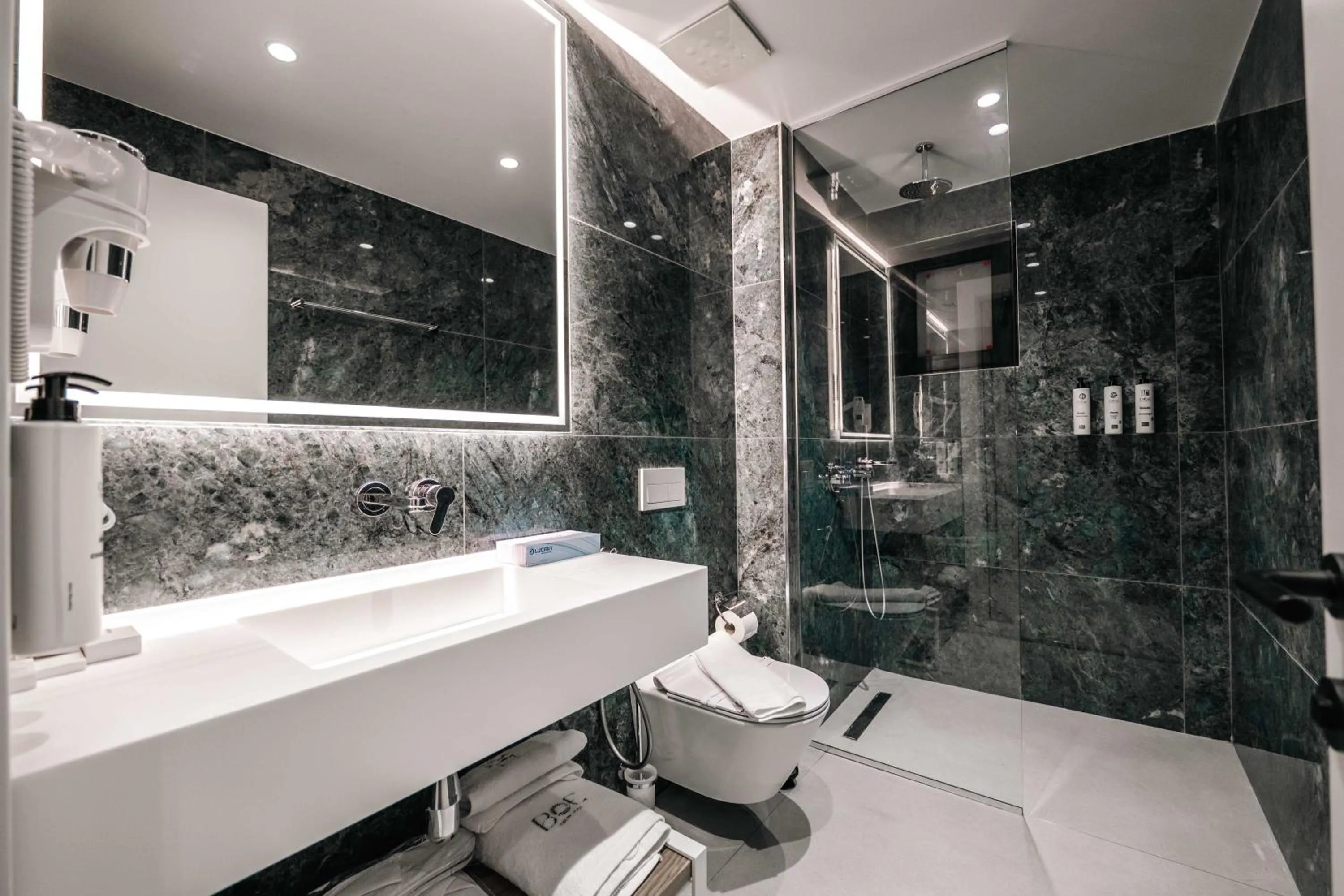 Shower in Boe Luxury Hotel