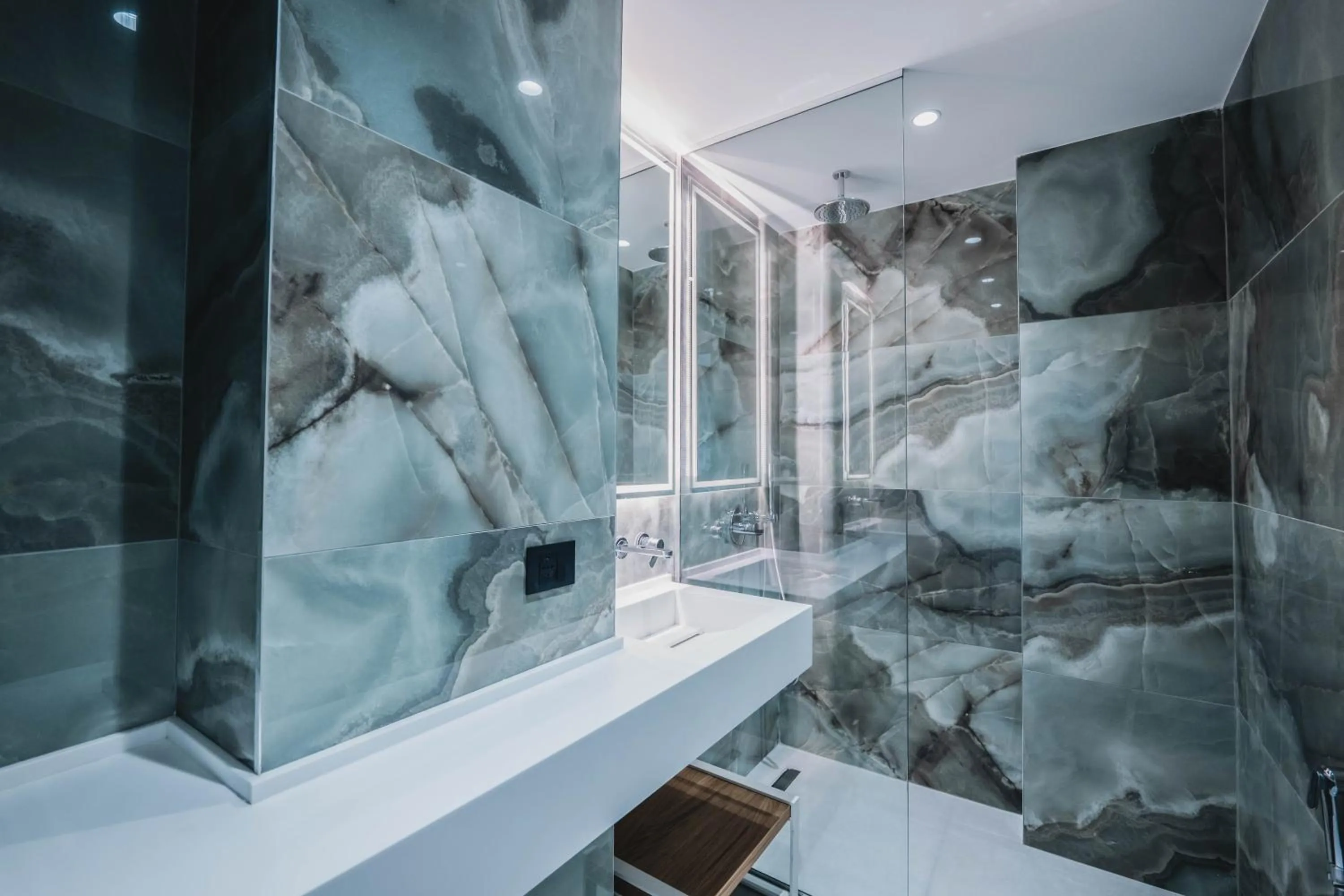 Shower in Boe Luxury Hotel