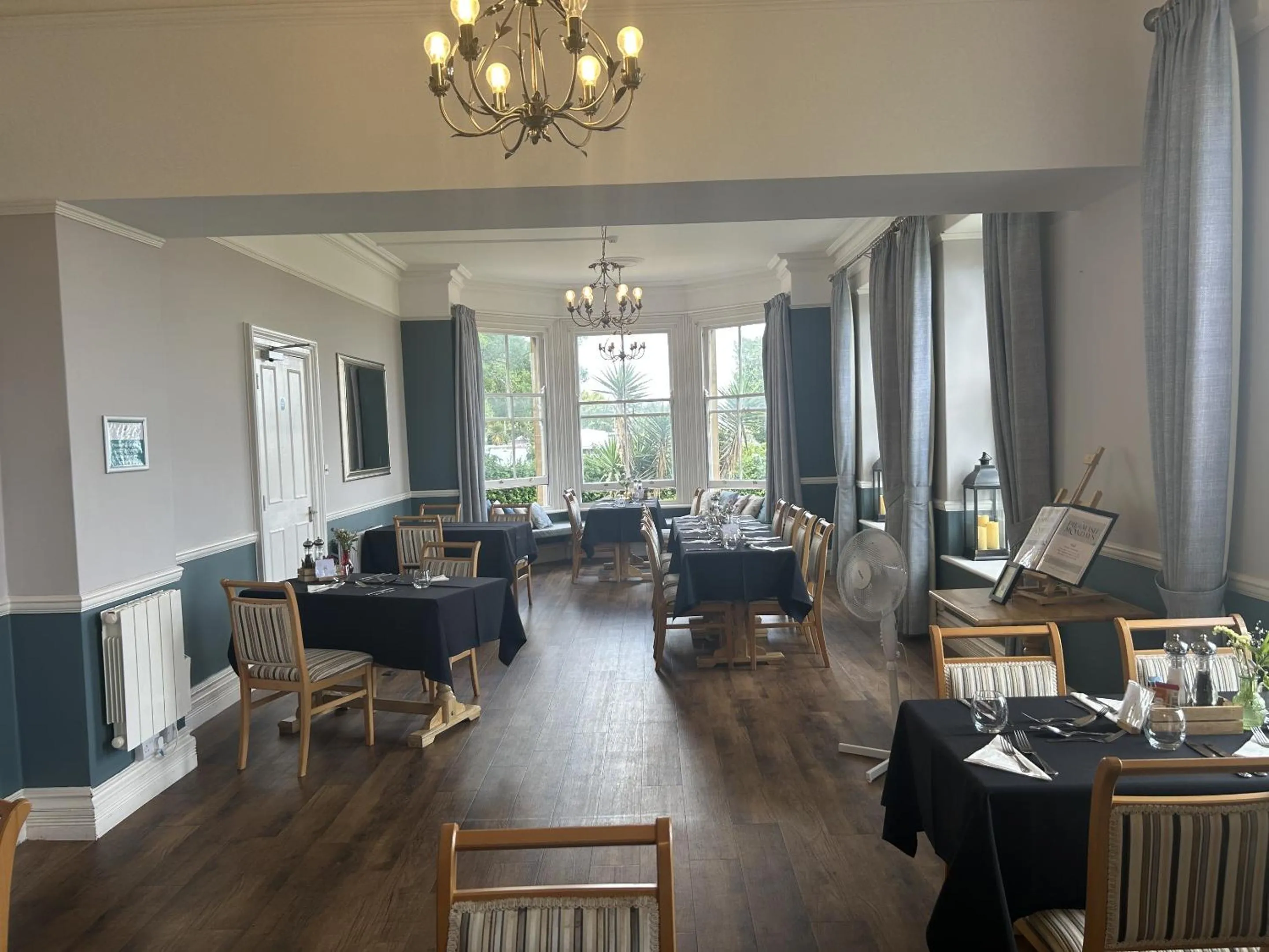 Restaurant/places to eat in Foxes Hotel & Academy