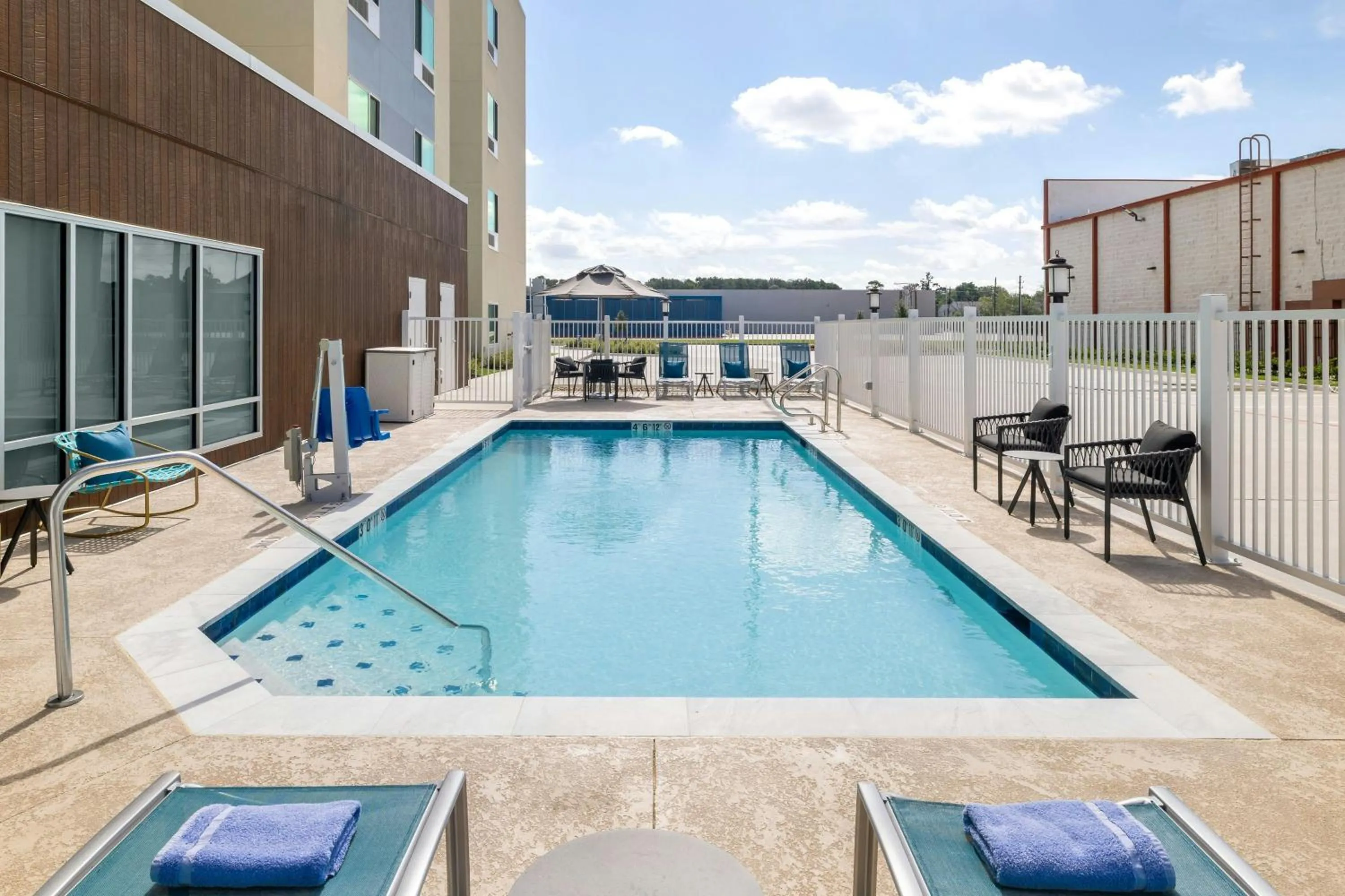 Swimming pool in TownePlace Suites by Marriott Humble Intercontinental Airport