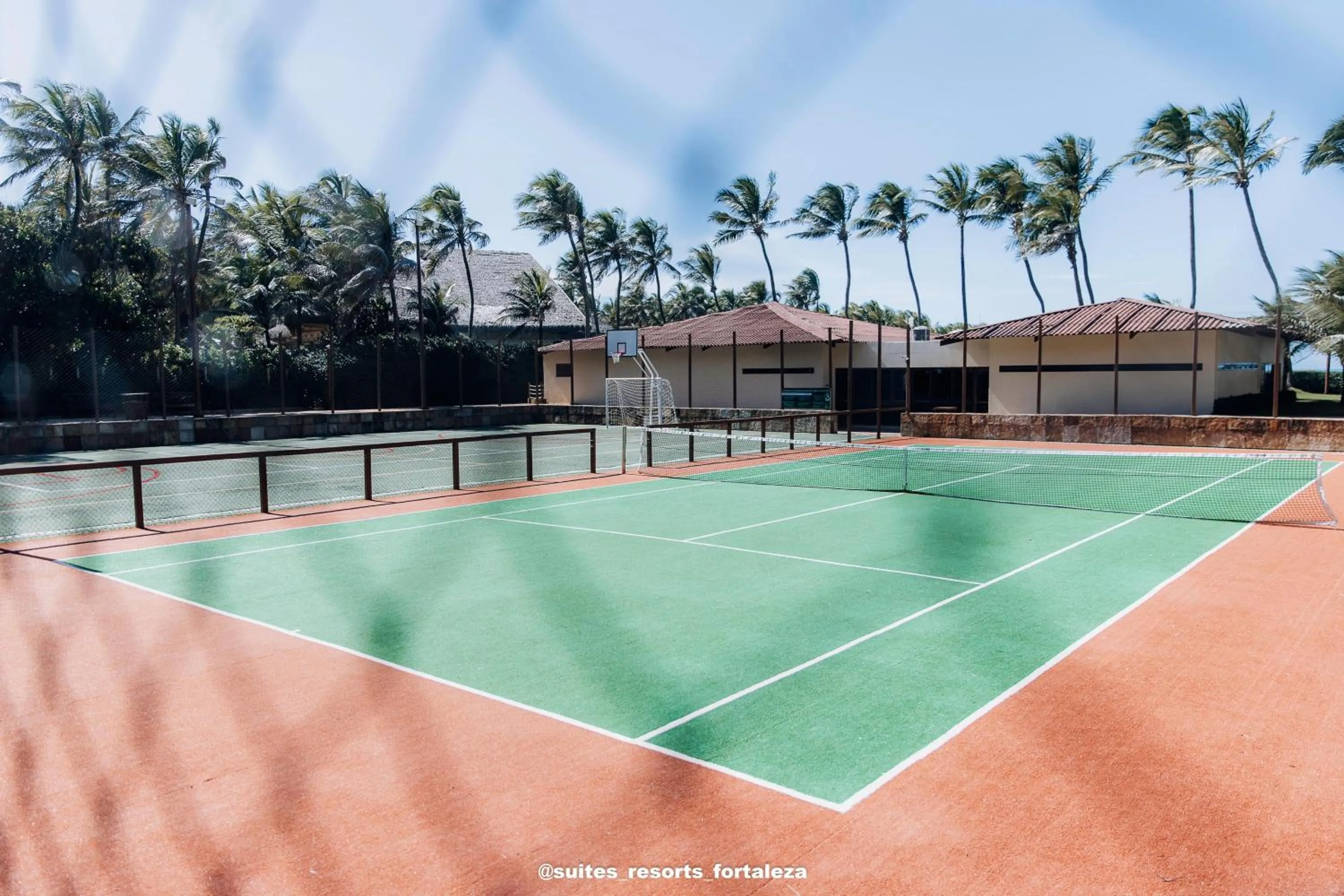 Tennis court in Apartamento - Pé na areia - Ao lado do parque aquático - Administrado por Anfitrião