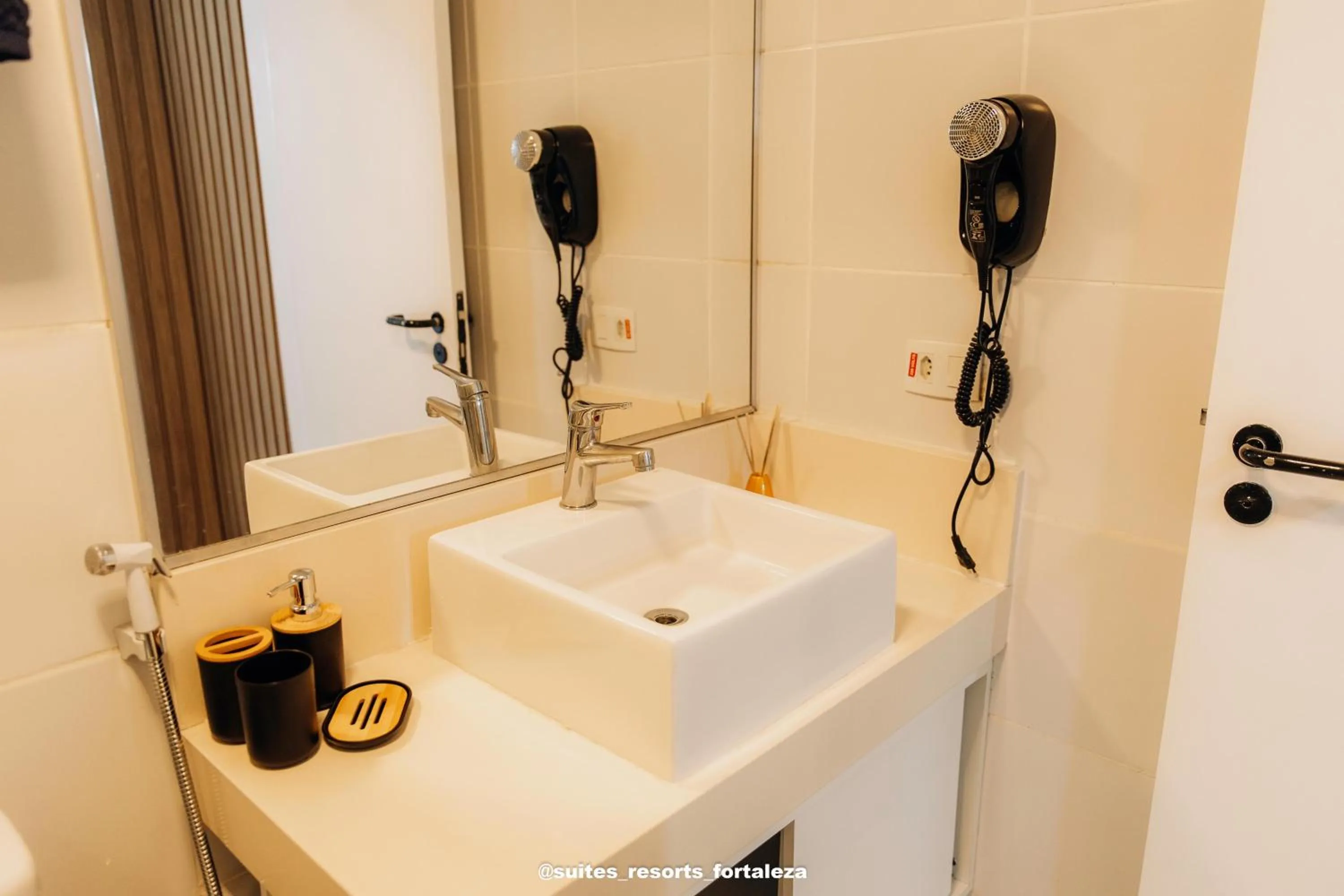 Bathroom in Apartamento - Pé na areia - Ao lado do parque aquático - Administrado por Anfitrião