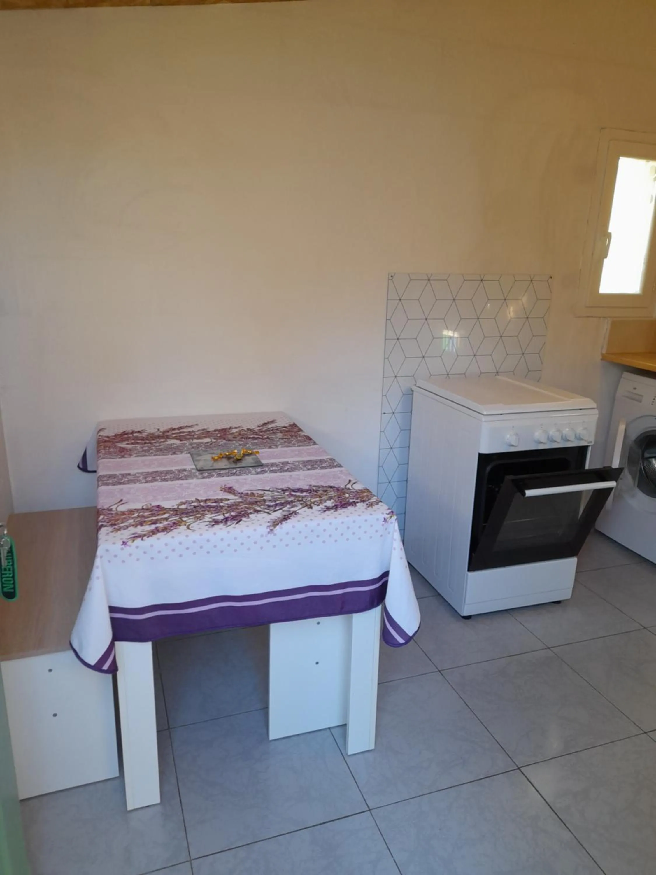 kitchen, Bed in Chambres d'Hôtes Chez Cécile à Lagnes