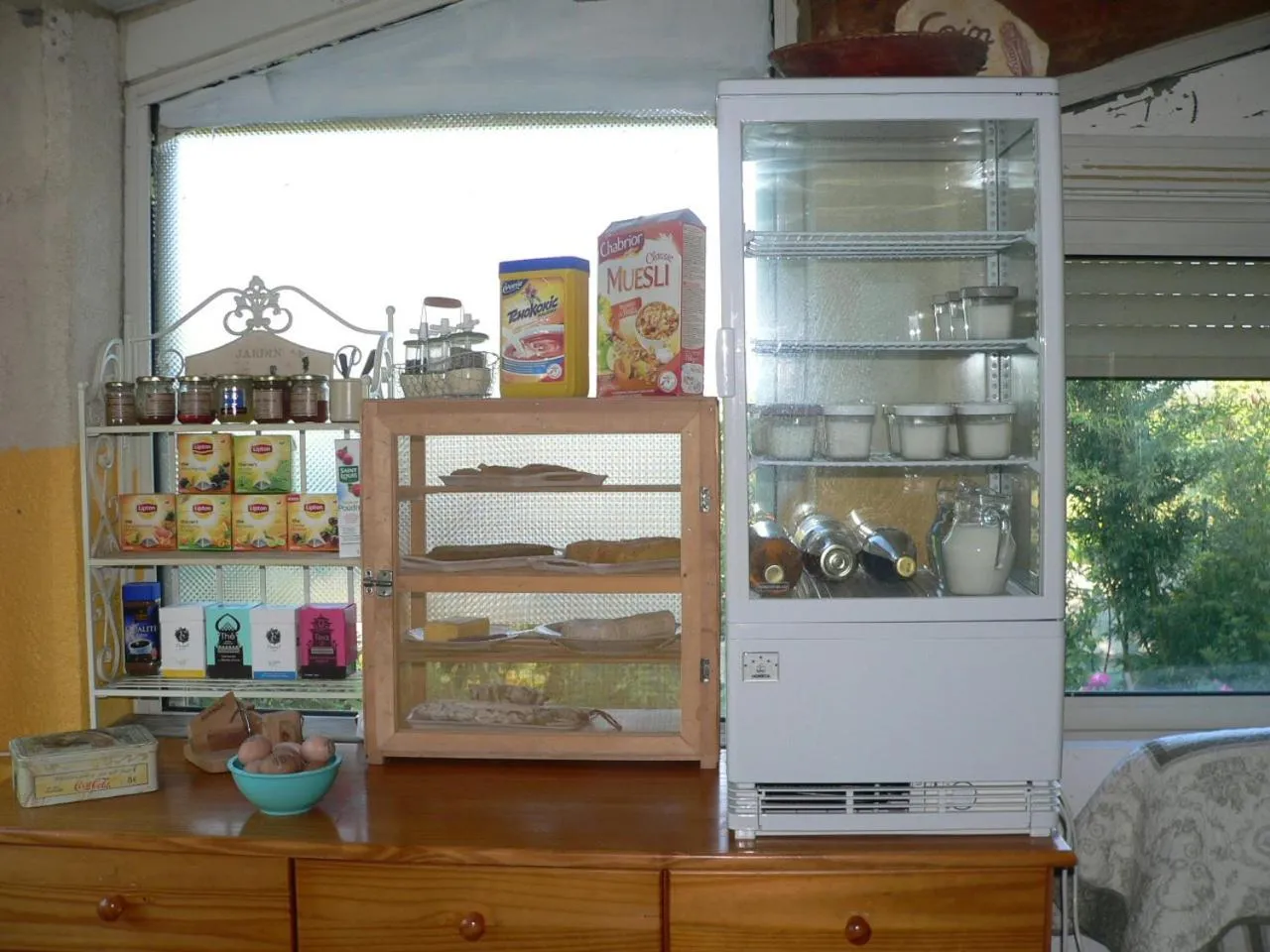Buffet breakfast in Chambres d'Hôtes Chez Cécile à Lagnes