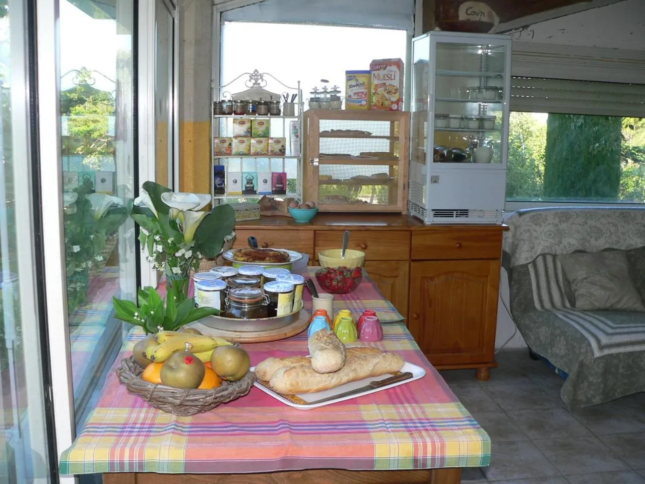 Buffet breakfast in Chambres d'Hôtes Chez Cécile à Lagnes