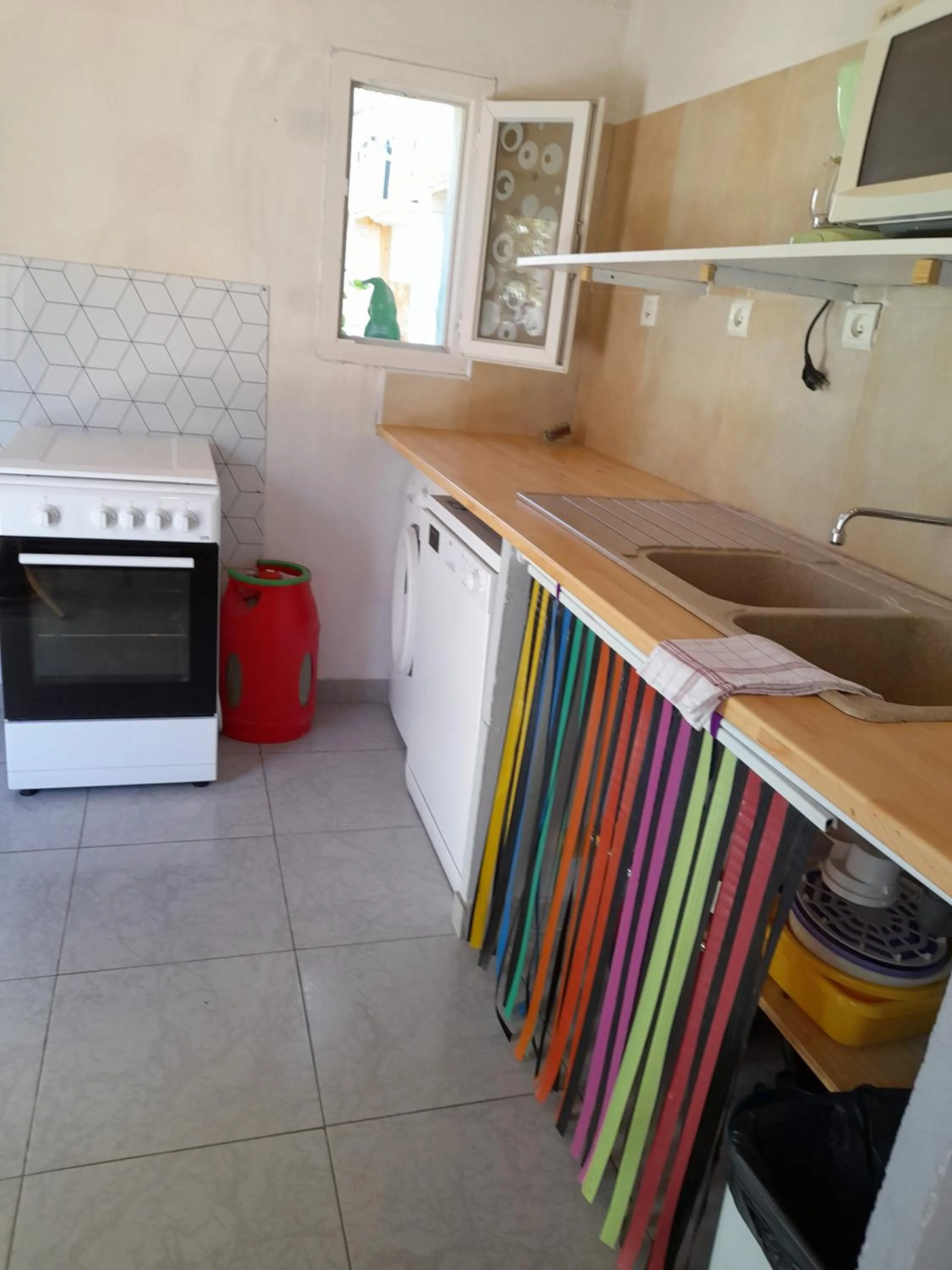Kitchen or kitchenette in Chambres d'Hôtes Chez Cécile à Lagnes