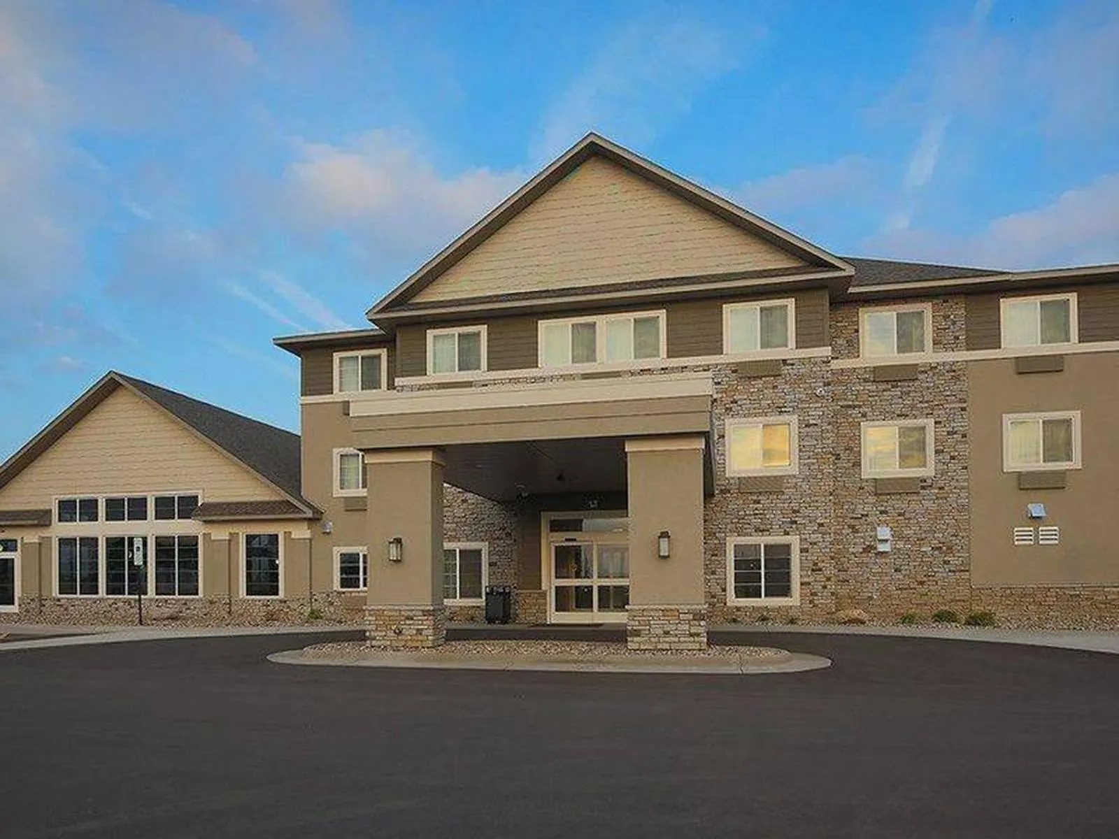 Property building in Gateway Park Hotel and Suites - Sioux Falls -Tea