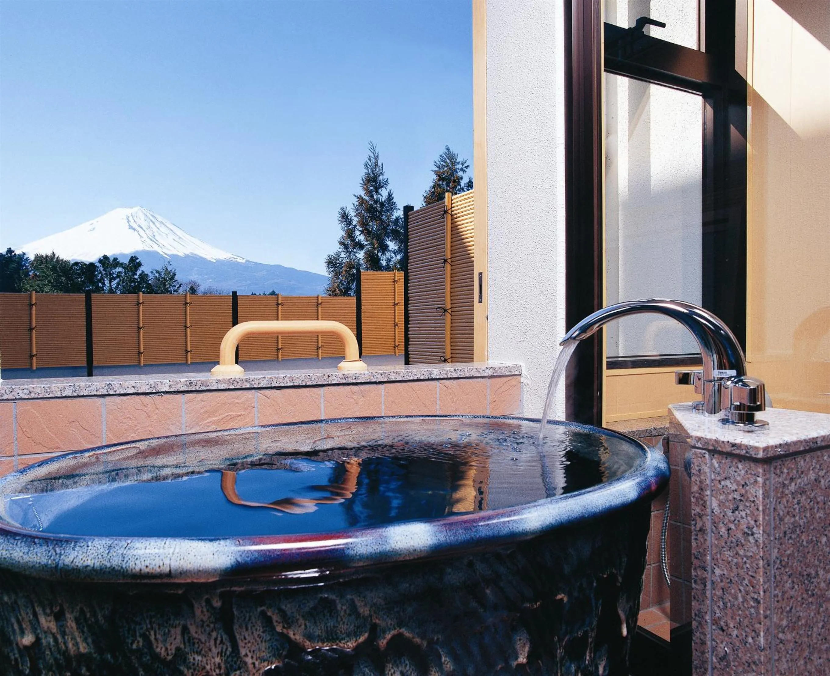 Photo of the whole room in Maruei