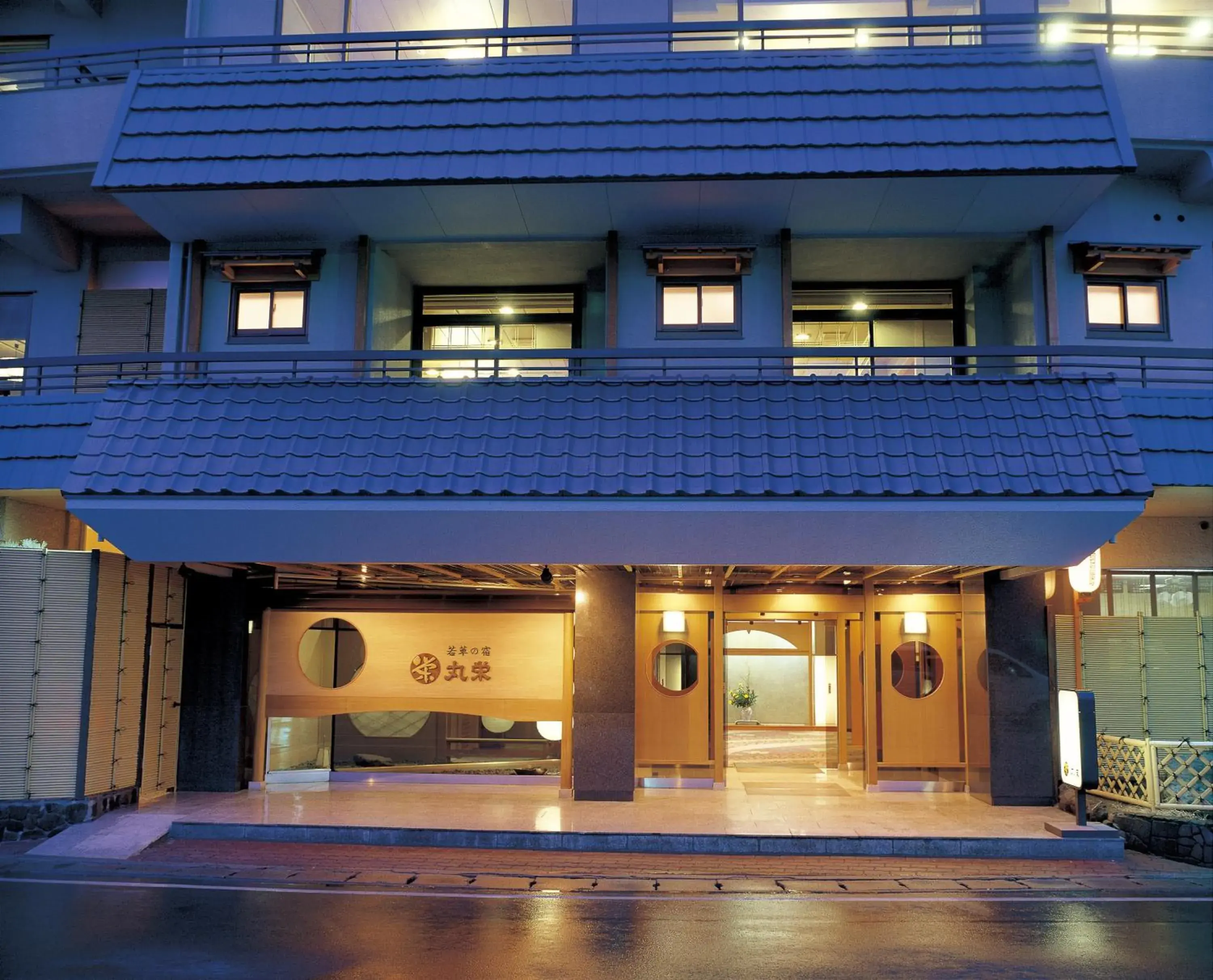 Facade/entrance in Maruei Facade/entrance in Maruei