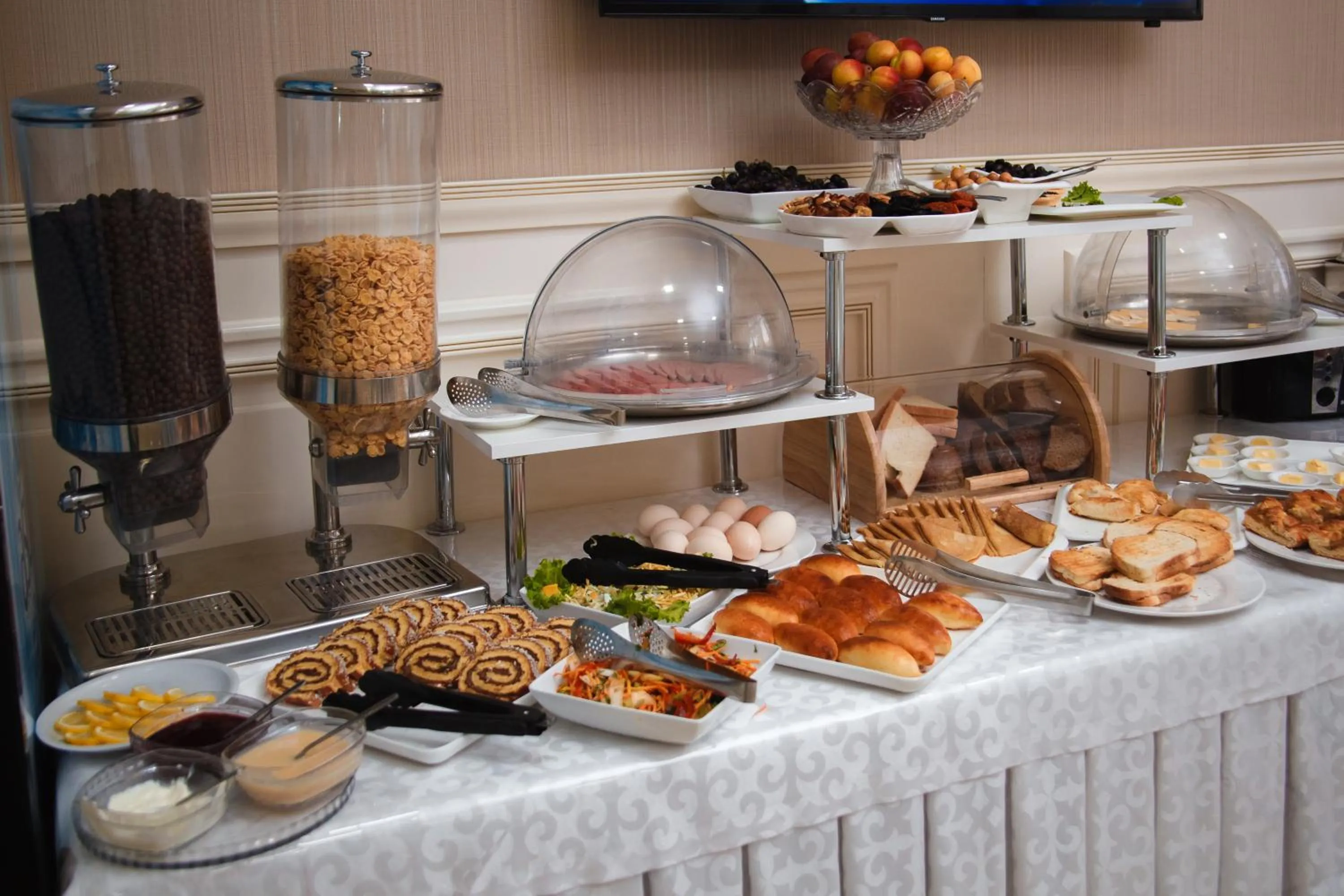 Buffet breakfast in Discovery Hotel