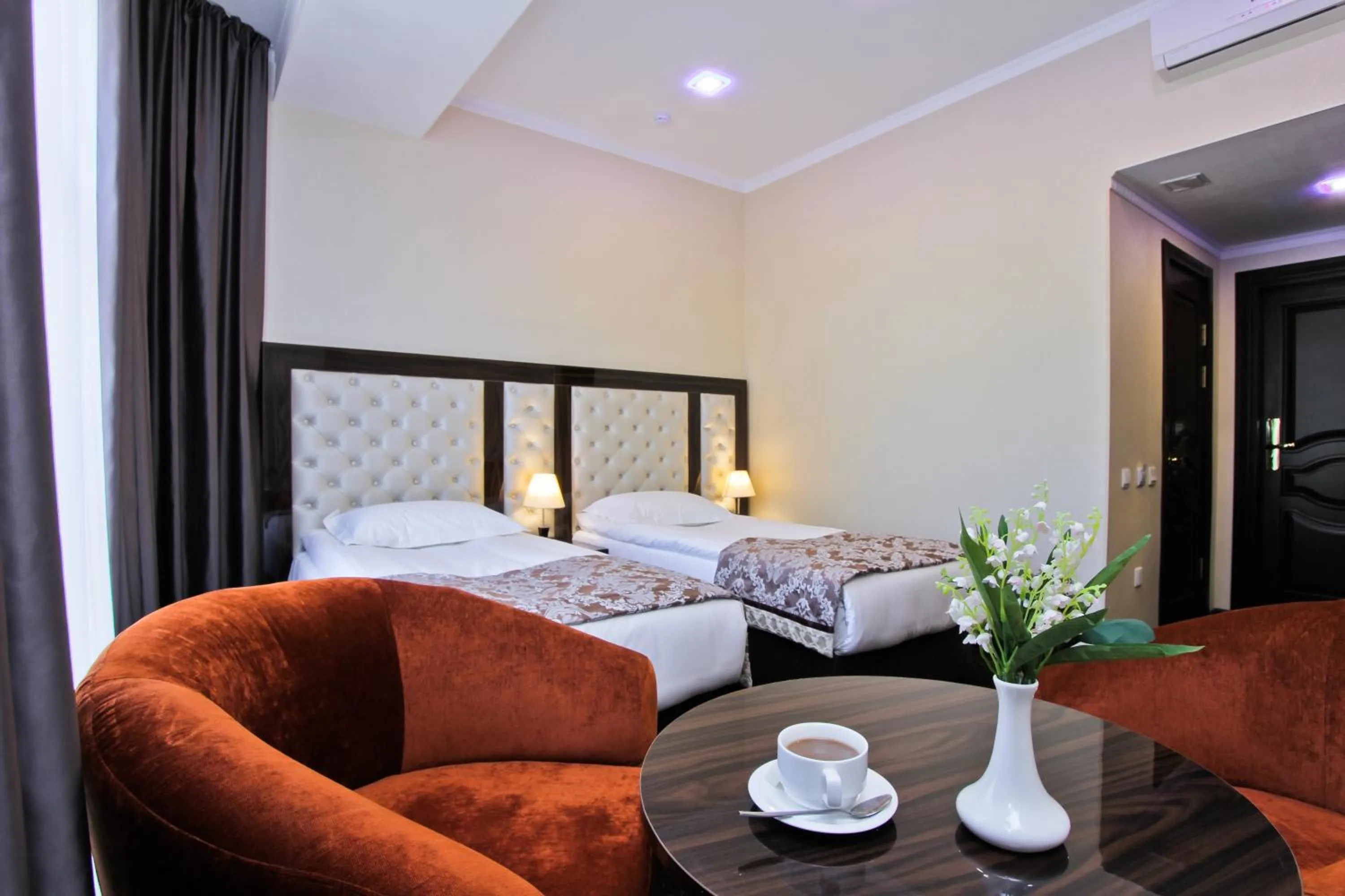 Photo of the whole room, Bed in Discovery Hotel