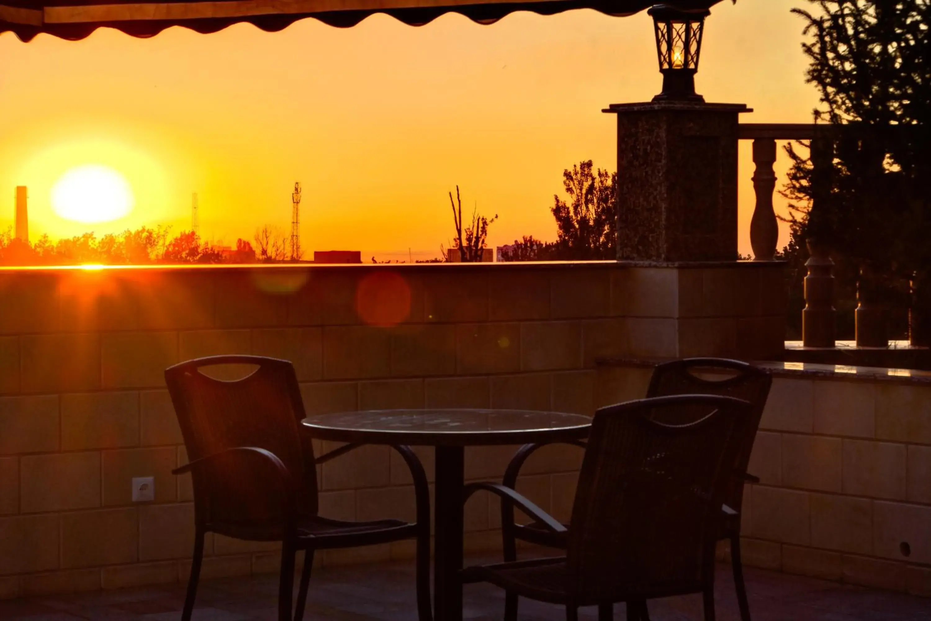 Restaurant/places to eat in Discovery Hotel Restaurant/places to eat in Discovery Hotel