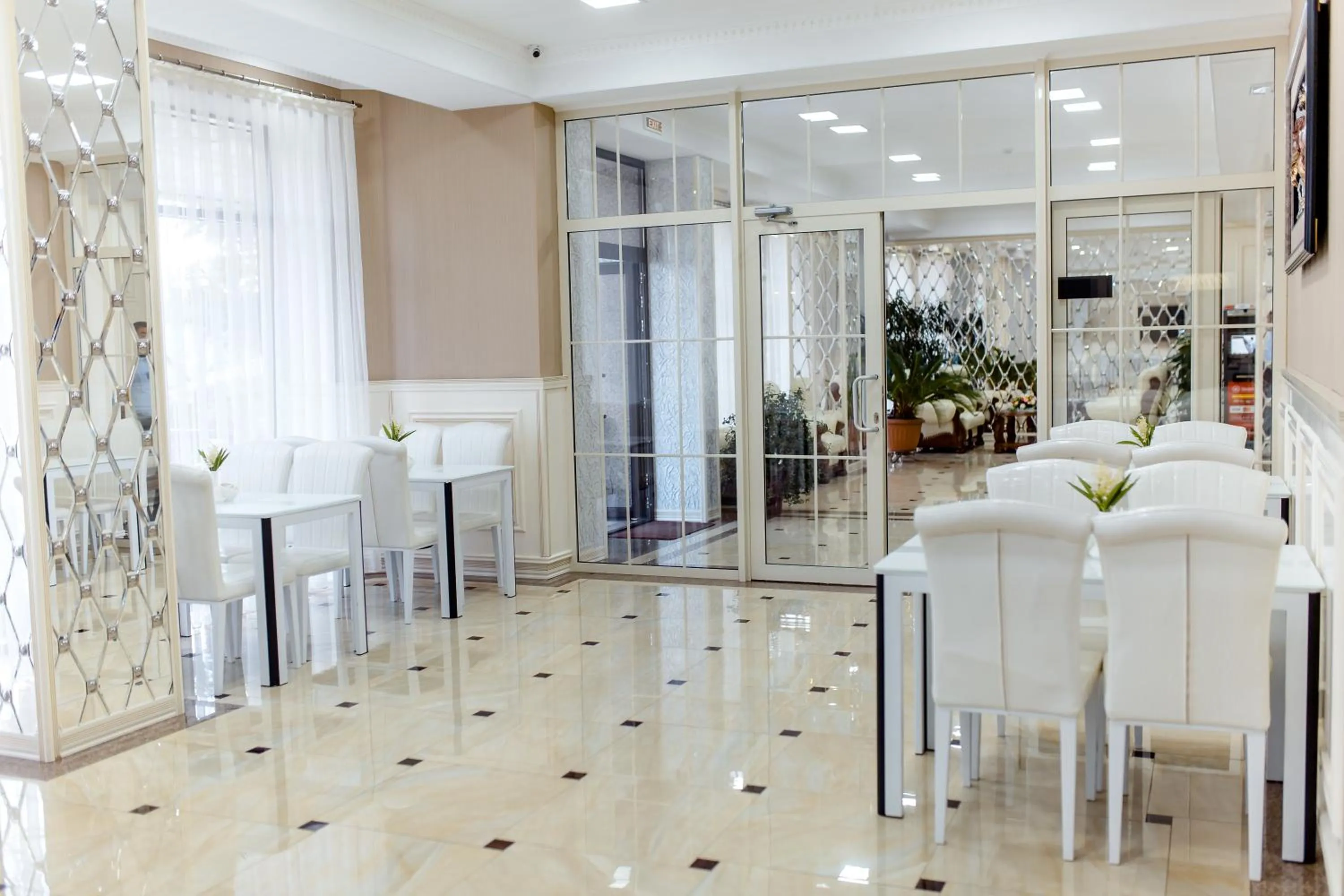 Restaurant/places to eat in Discovery Hotel