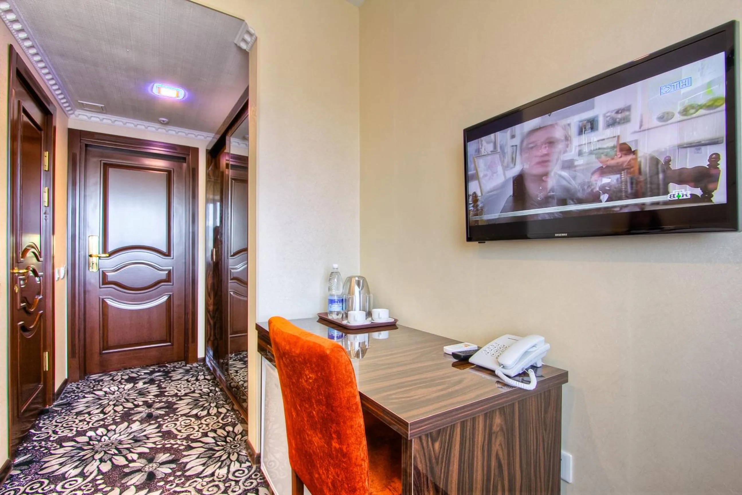 Photo of the whole room in Discovery Hotel