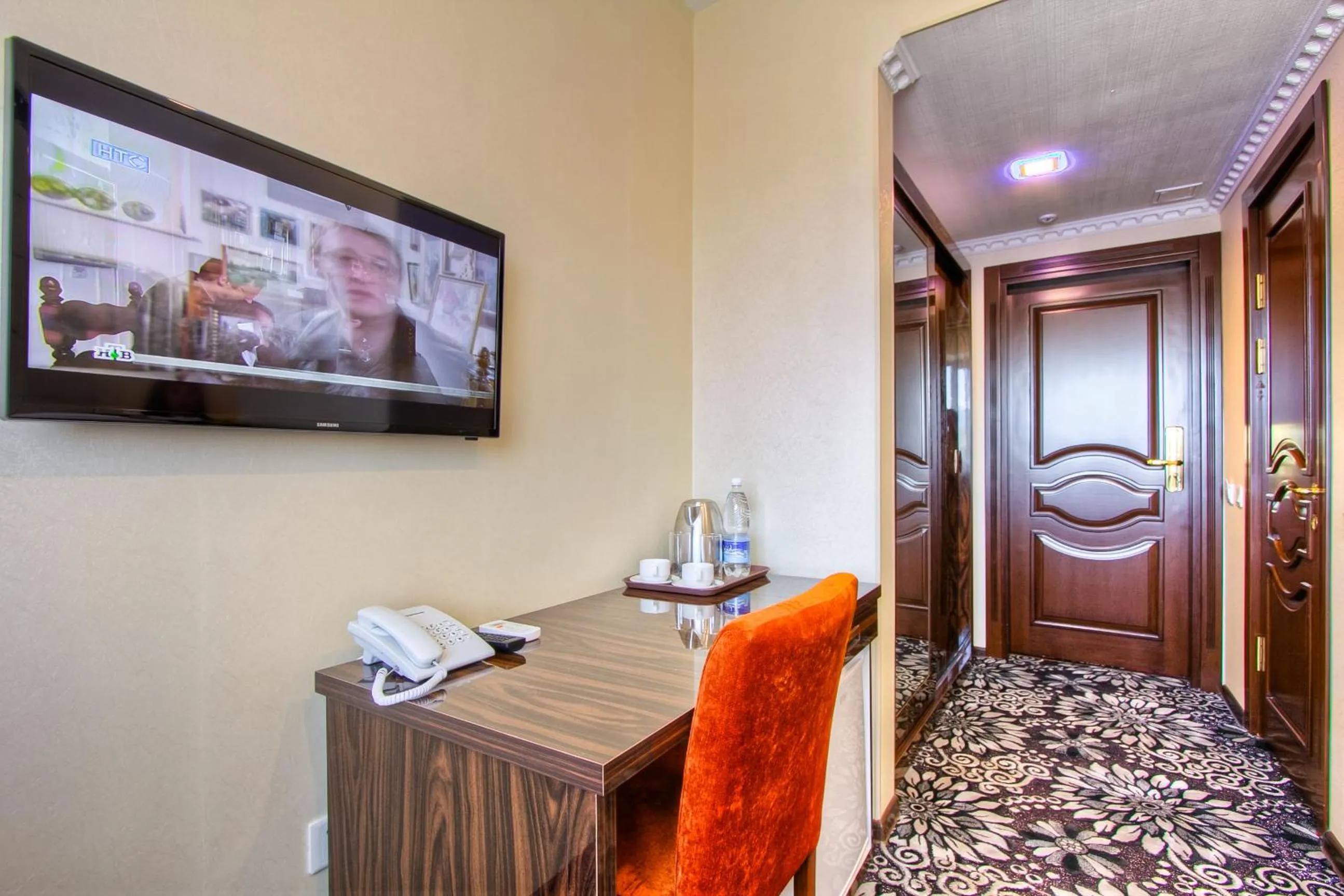 Photo of the whole room in Discovery Hotel