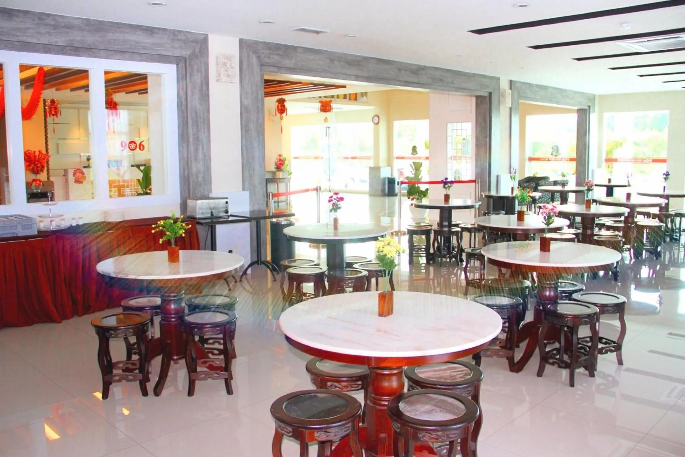 Restaurant/places to eat in 906 Premier Hotel