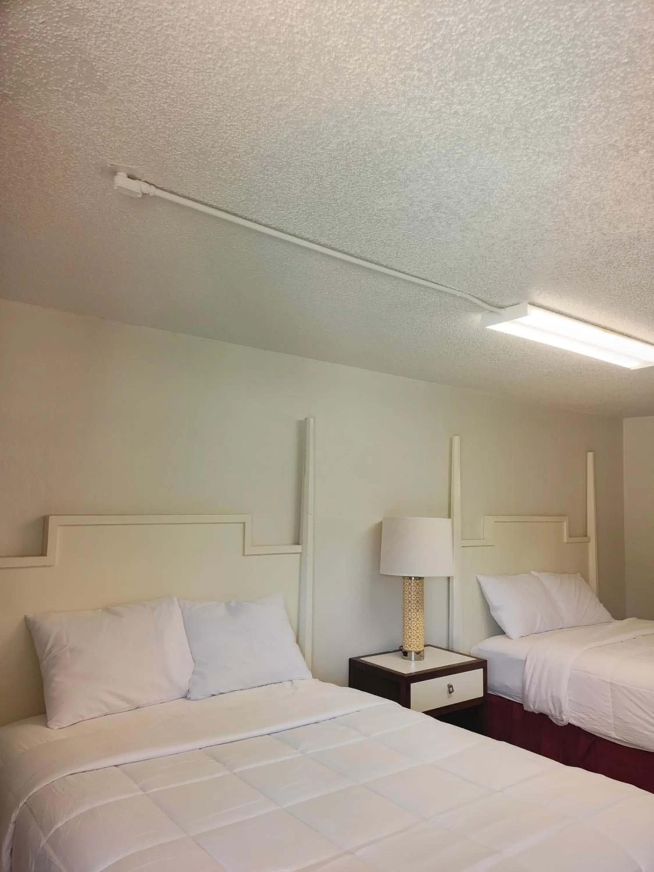 Bed in Super Inn Motel