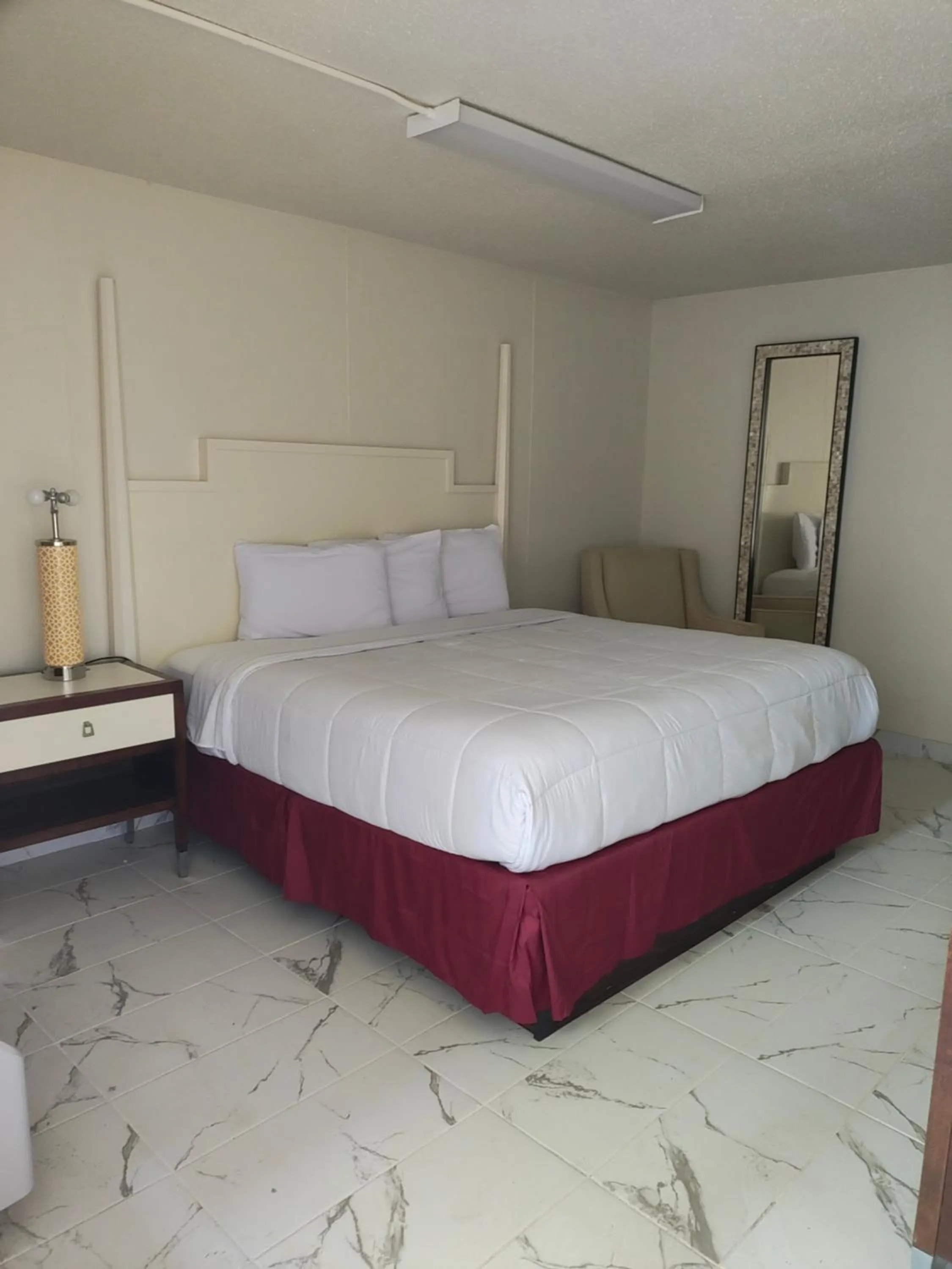 Bed in Super Inn Motel