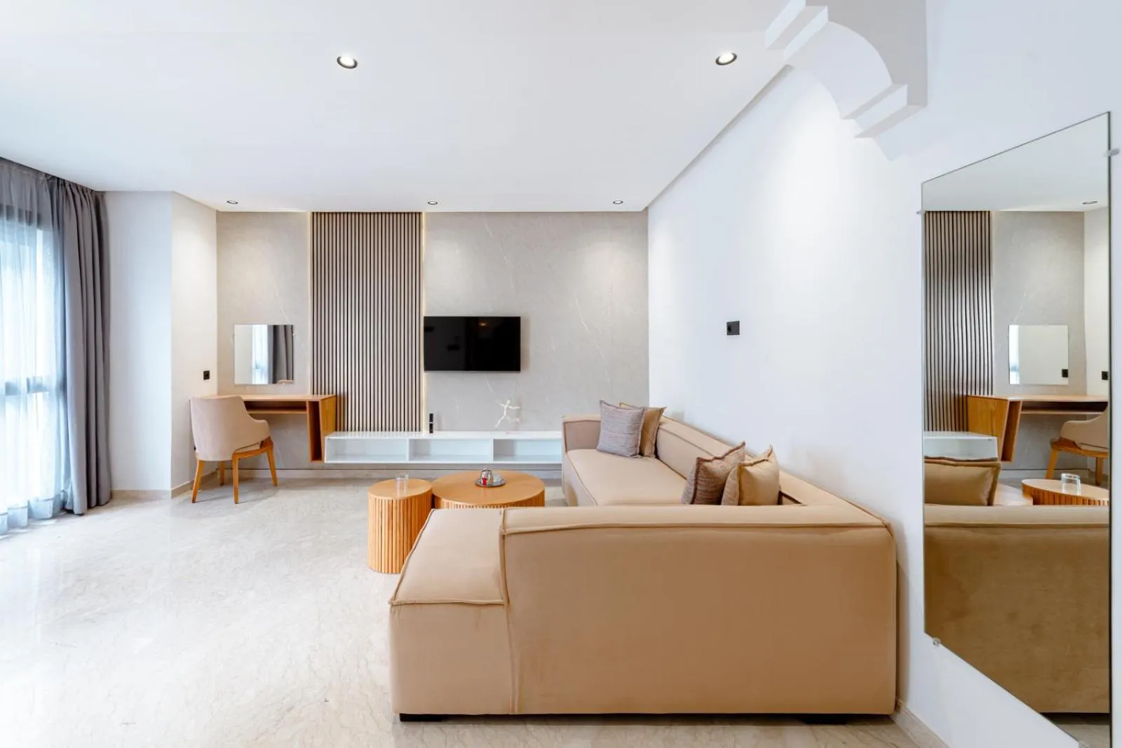 TV and multimedia in Spinoza House Appart Hôtel