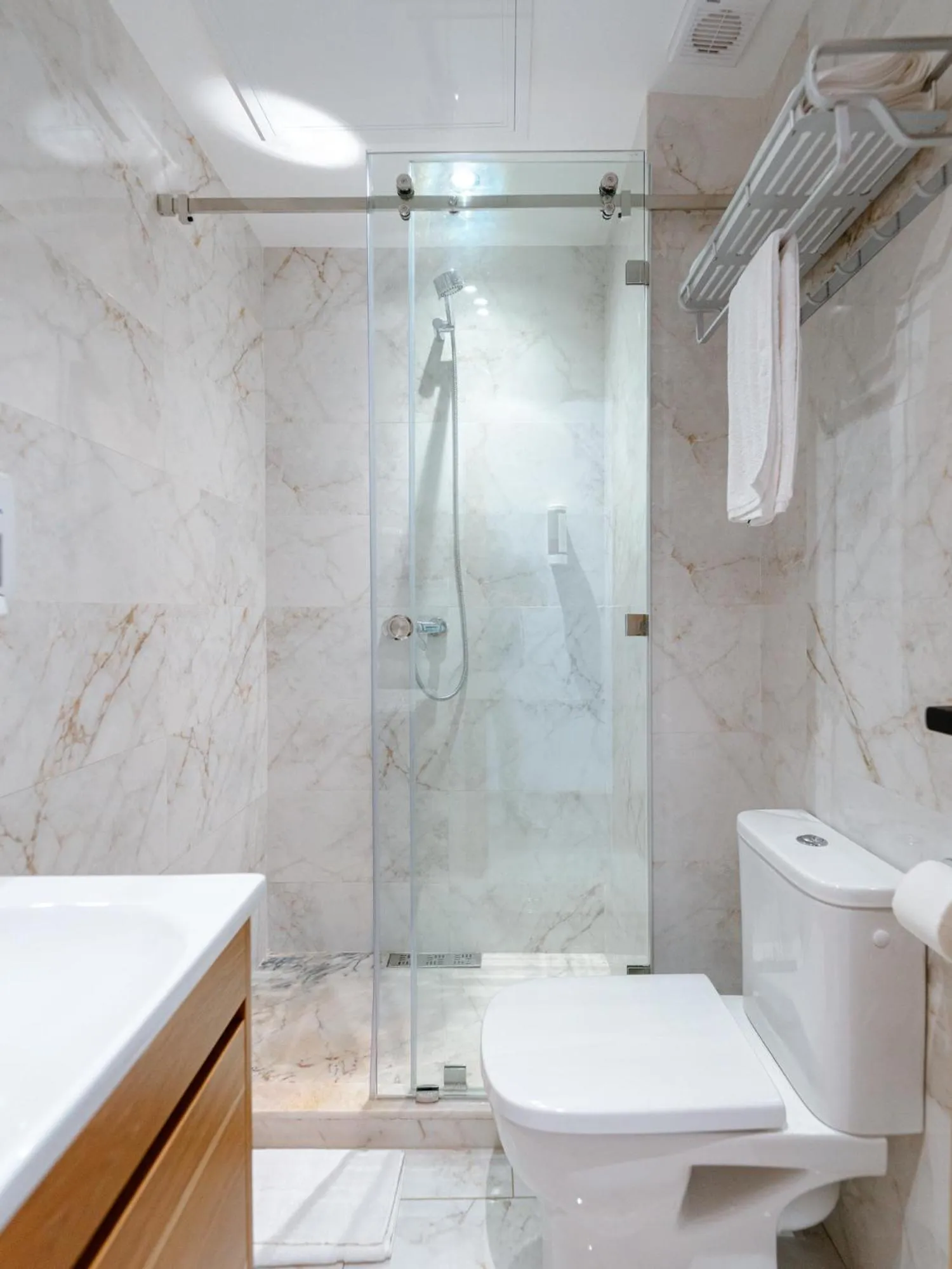 Shower in Spinoza House Appart Hôtel