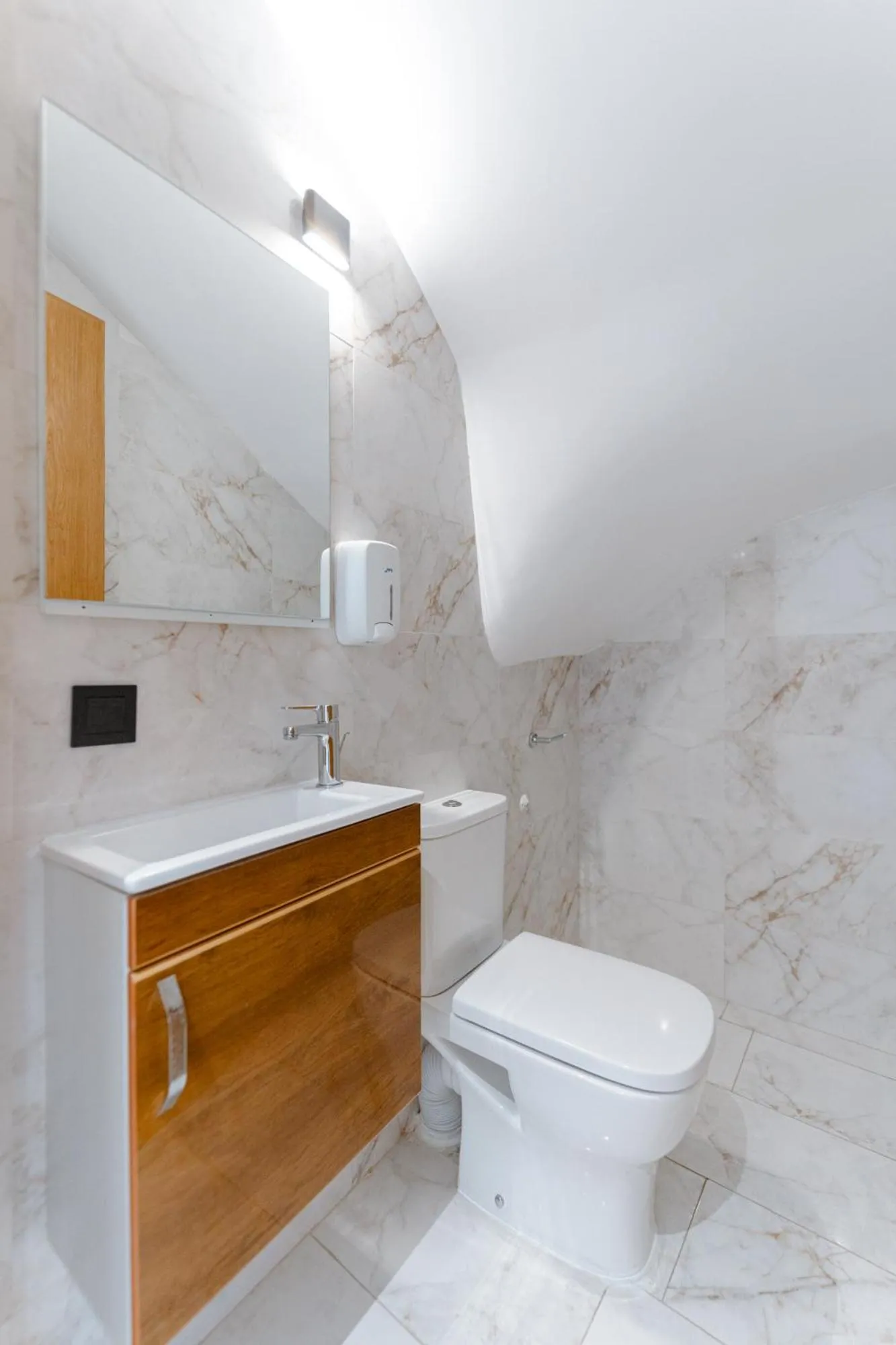 Toilet in Spinoza House Appart Hôtel