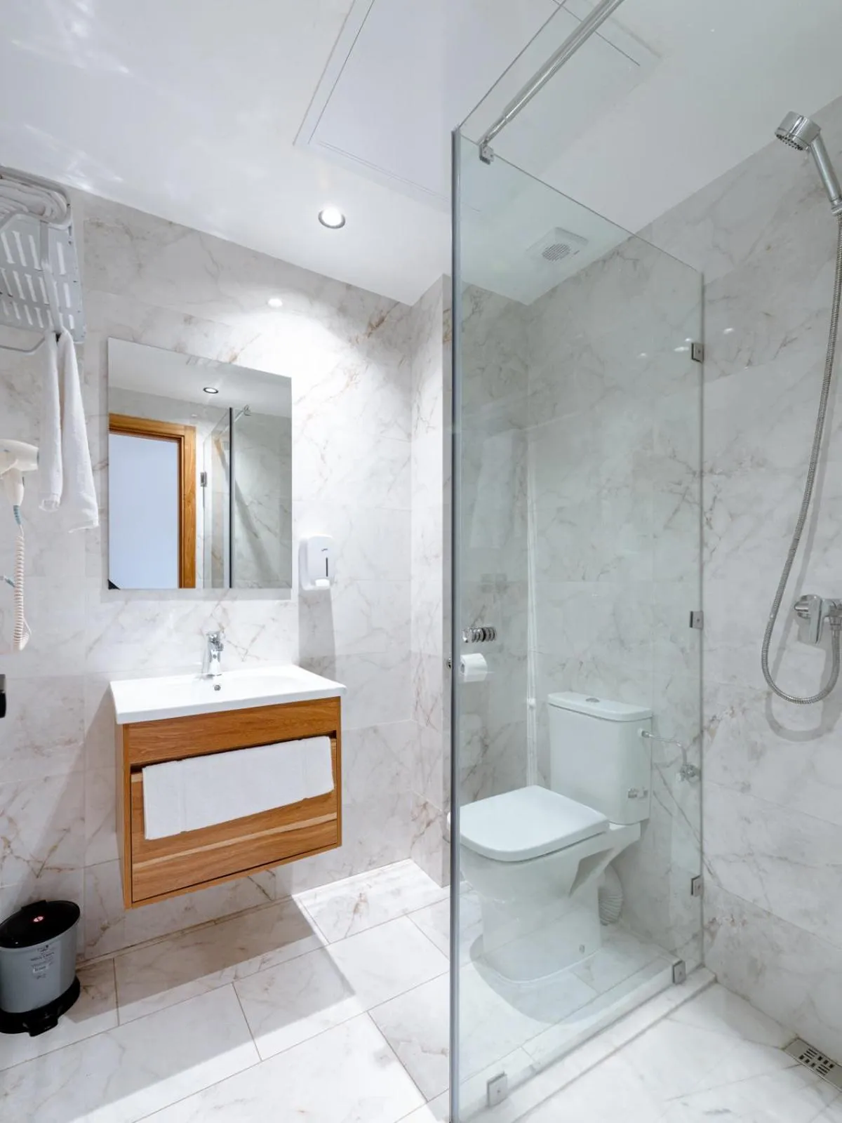 Shower in Spinoza House Appart Hôtel