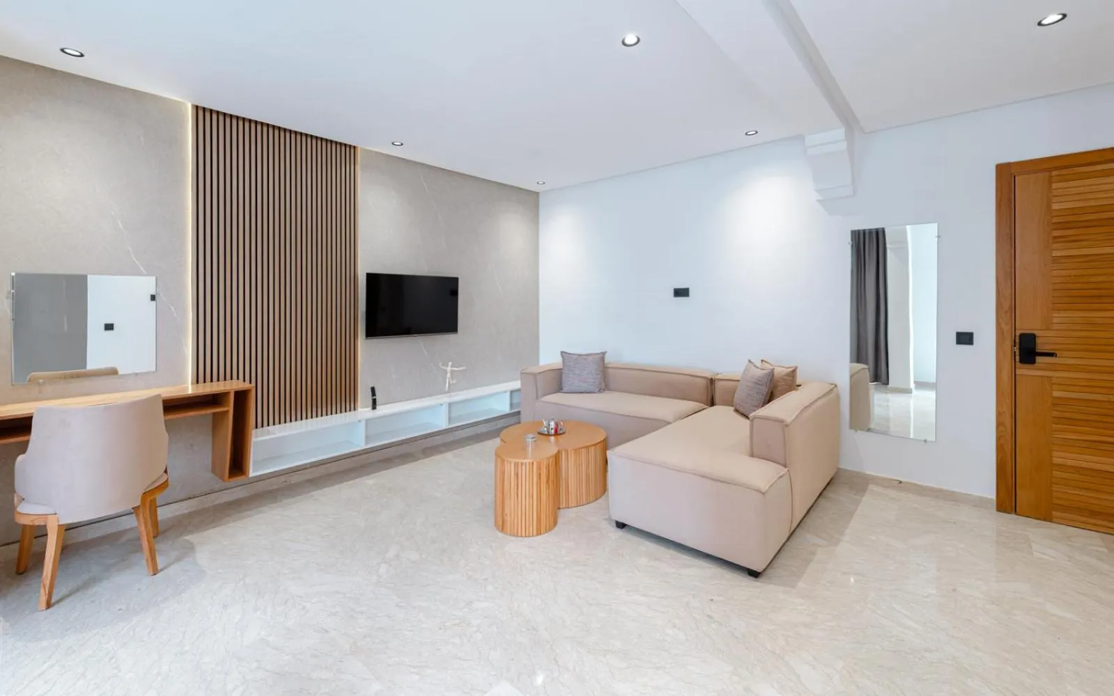 TV and multimedia in Spinoza House Appart Hôtel