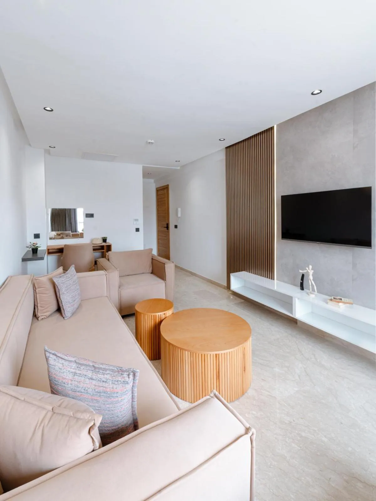 TV and multimedia in Spinoza House Appart Hôtel