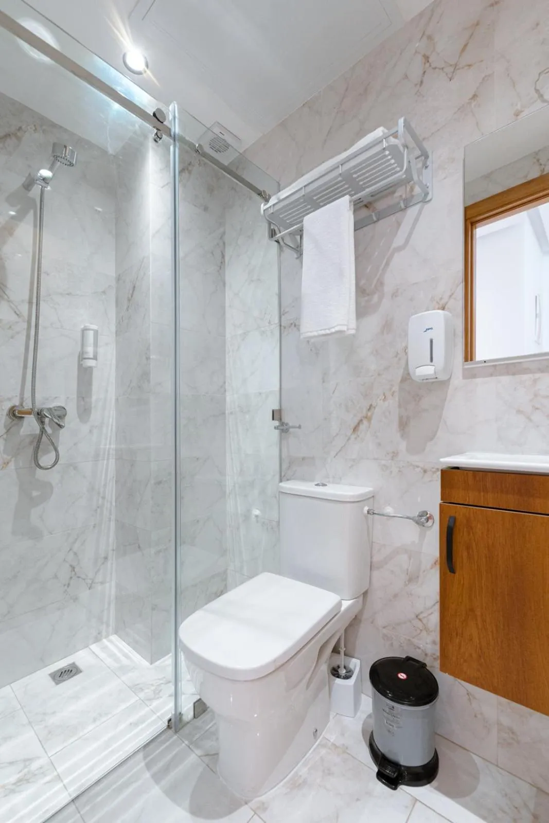 Shower in Spinoza House Appart Hôtel