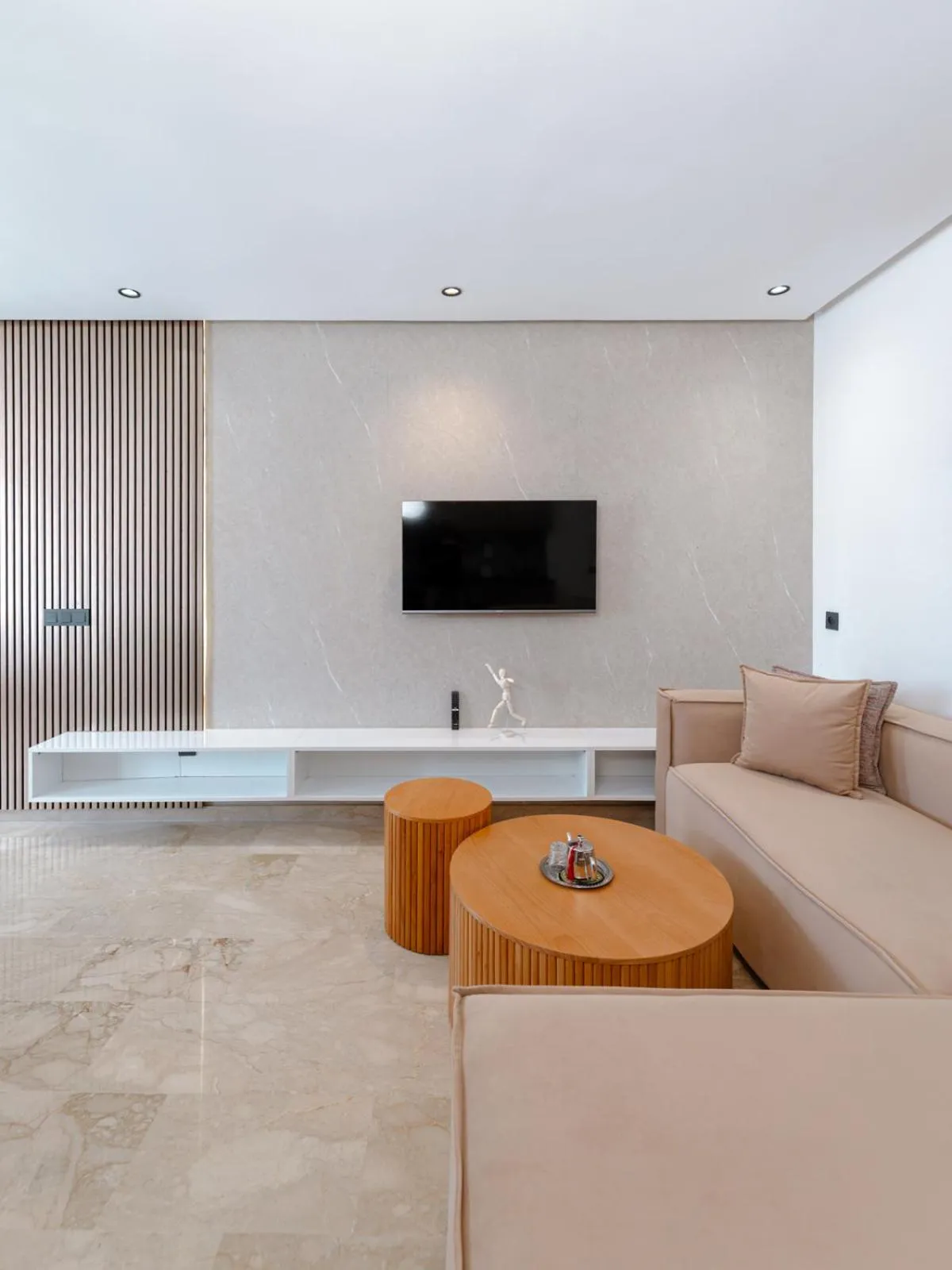 TV and multimedia in Spinoza House Appart Hôtel