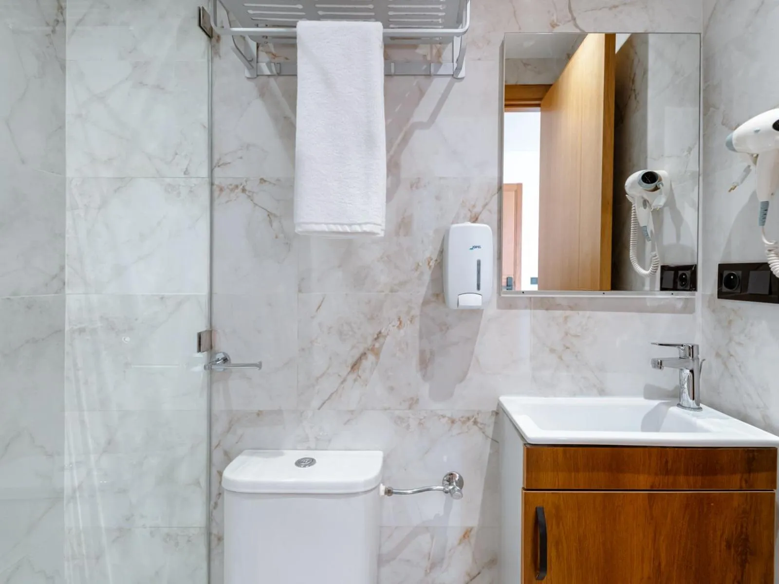 Shower in Spinoza House Appart Hôtel