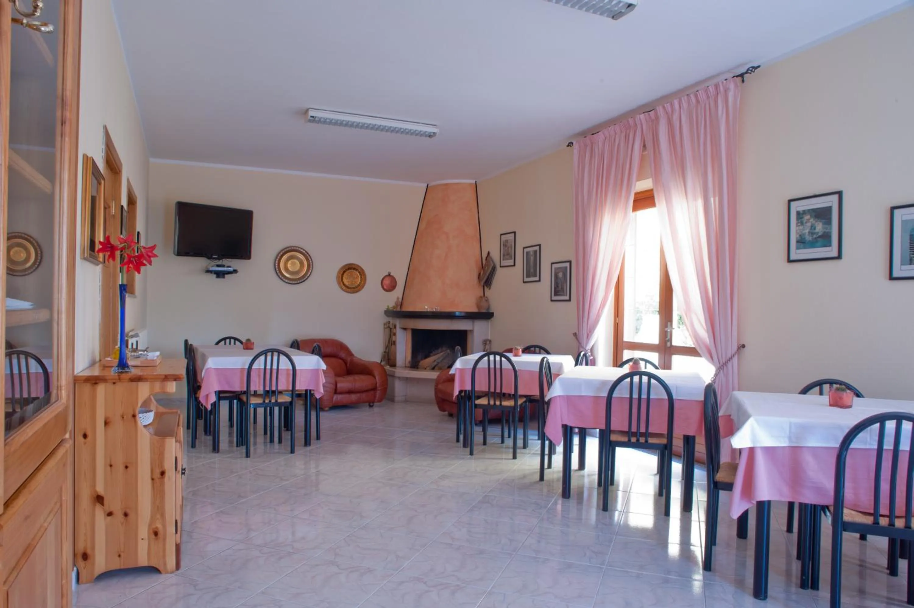 Communal lounge/ TV room in B&B Le Ginestre