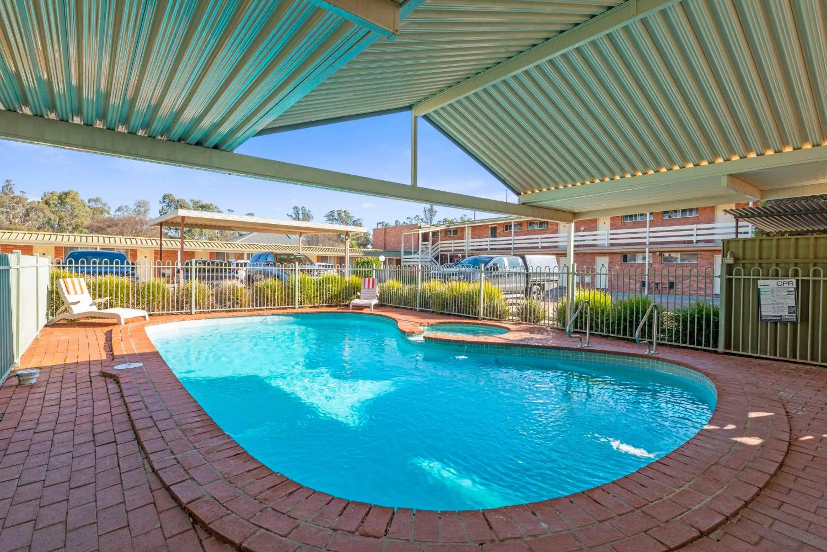 Swimming pool in Comfort Inn Clubarham