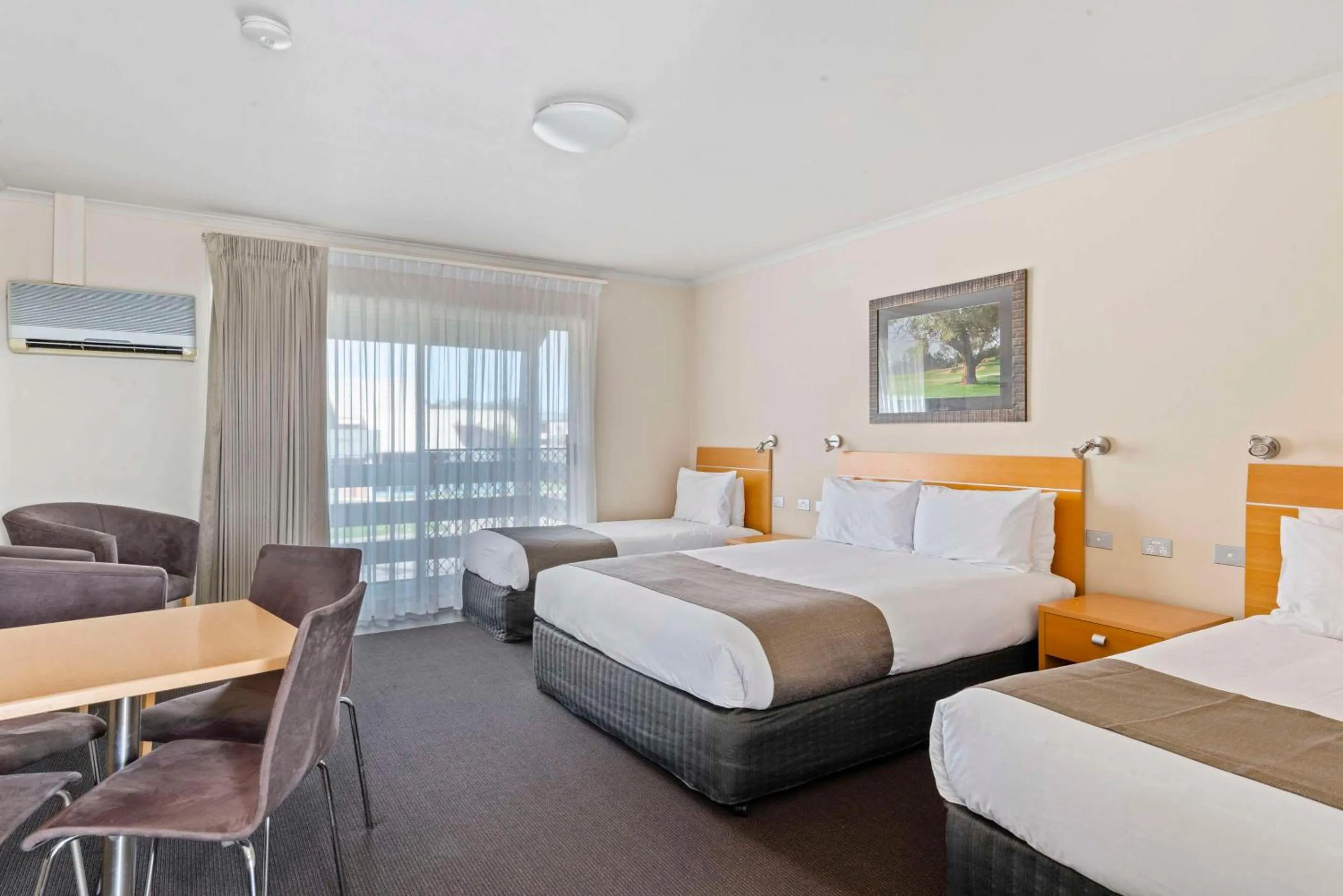 Bedroom, Bed in Comfort Inn Clubarham