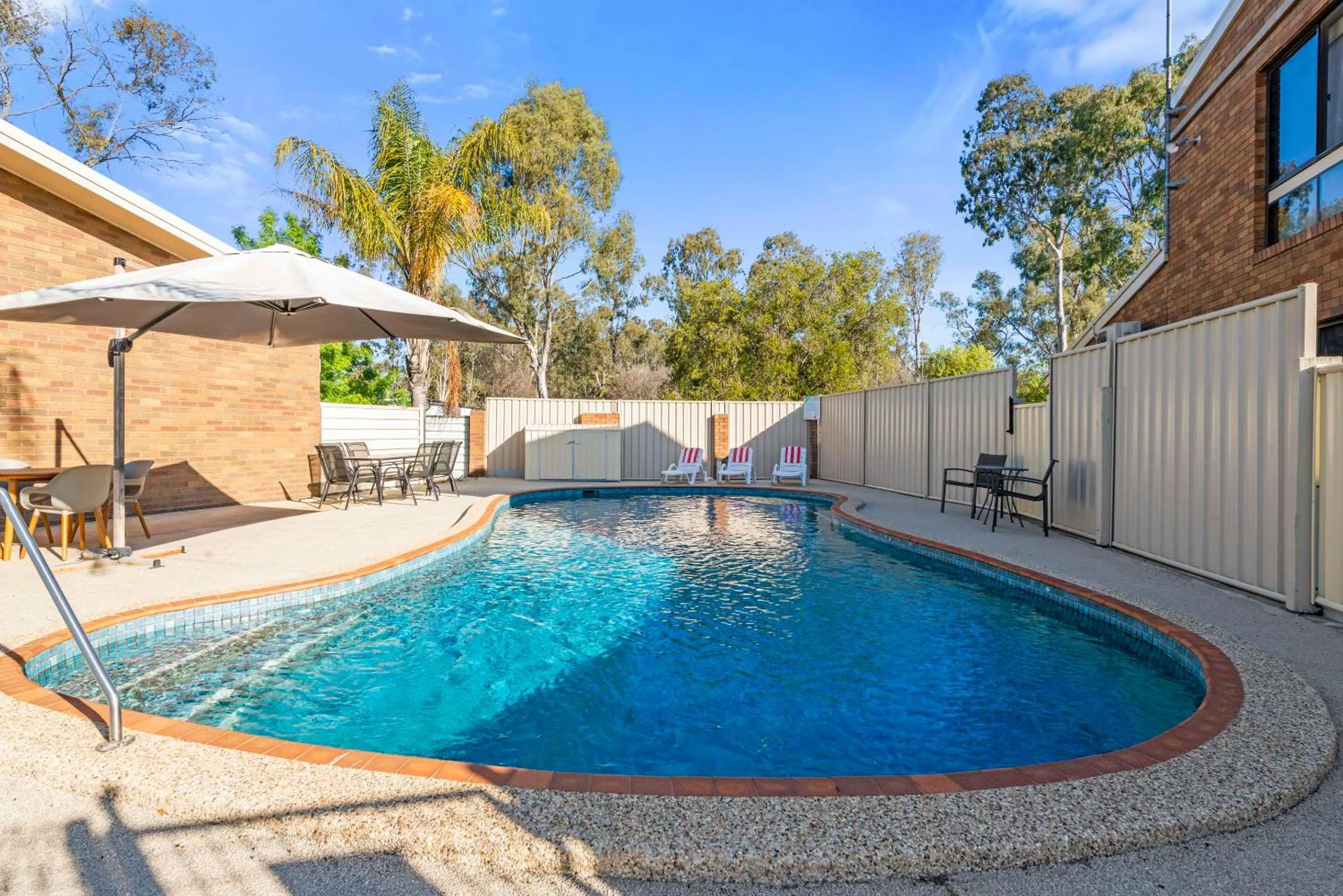 Swimming pool in Comfort Inn Clubarham