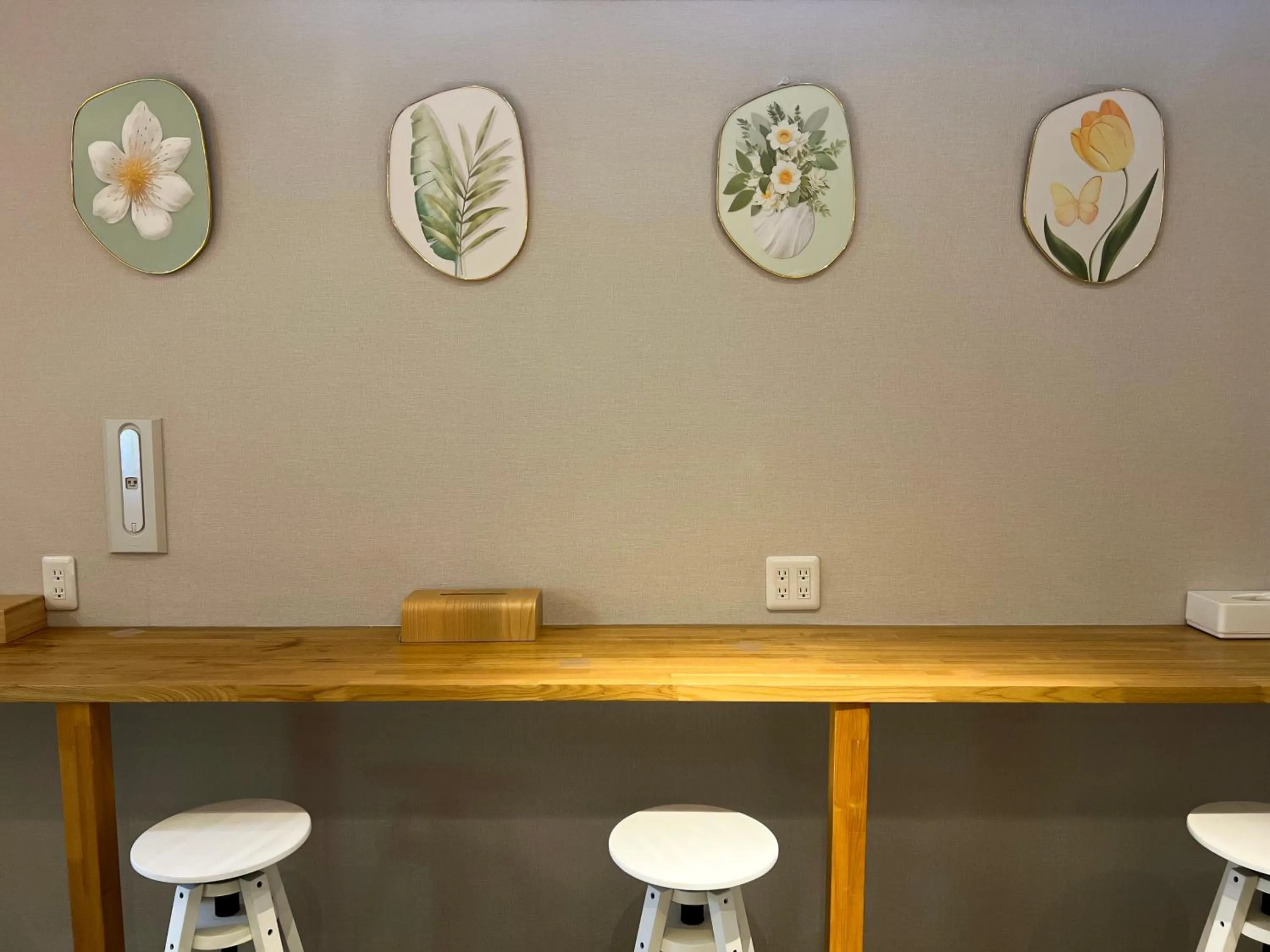 Communal lounge/ TV room in Hostel Hangout Best Value Near Kuromon Market & Namba