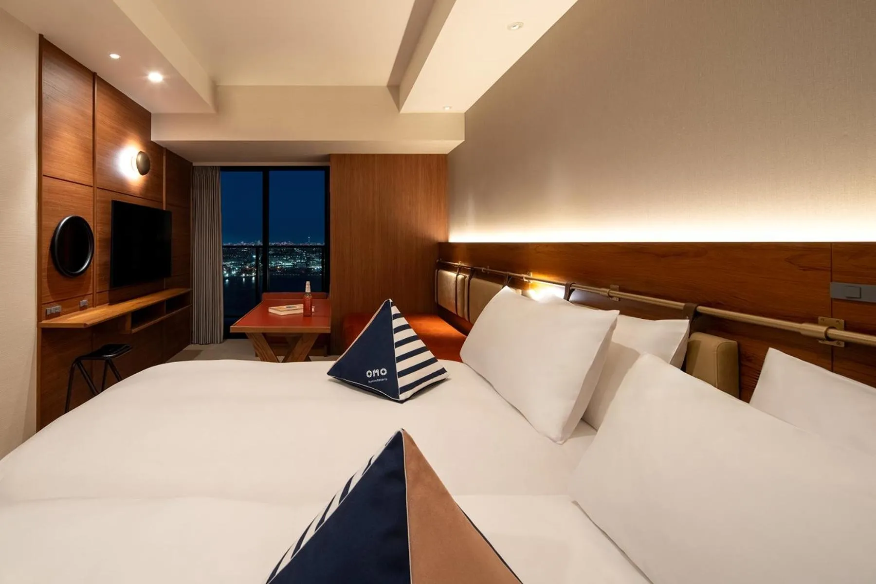 Photo of the whole room, Bed in OMO5 Yokohama Bashamichi by Hoshino Resorts