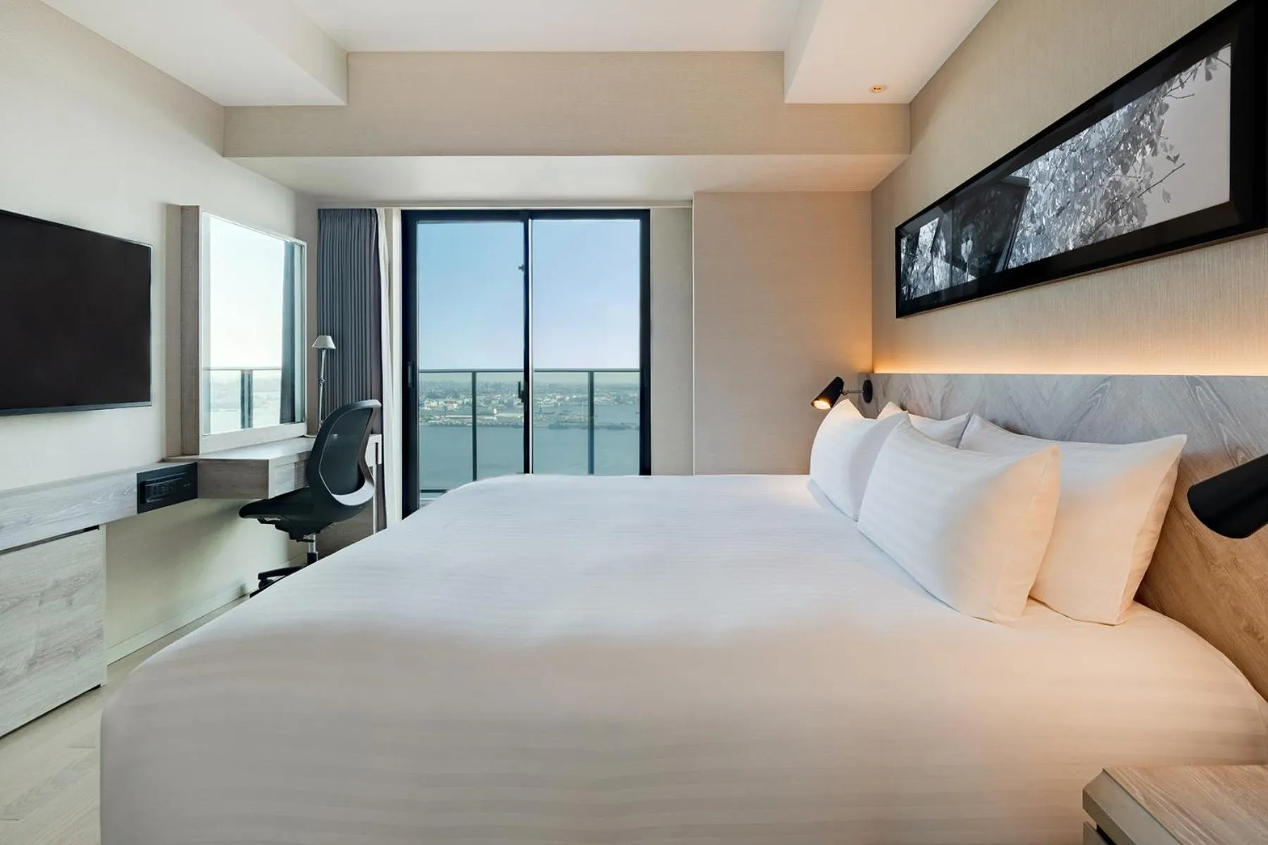 Photo of the whole room, Bed in OMO5 Yokohama Bashamichi by Hoshino Resorts