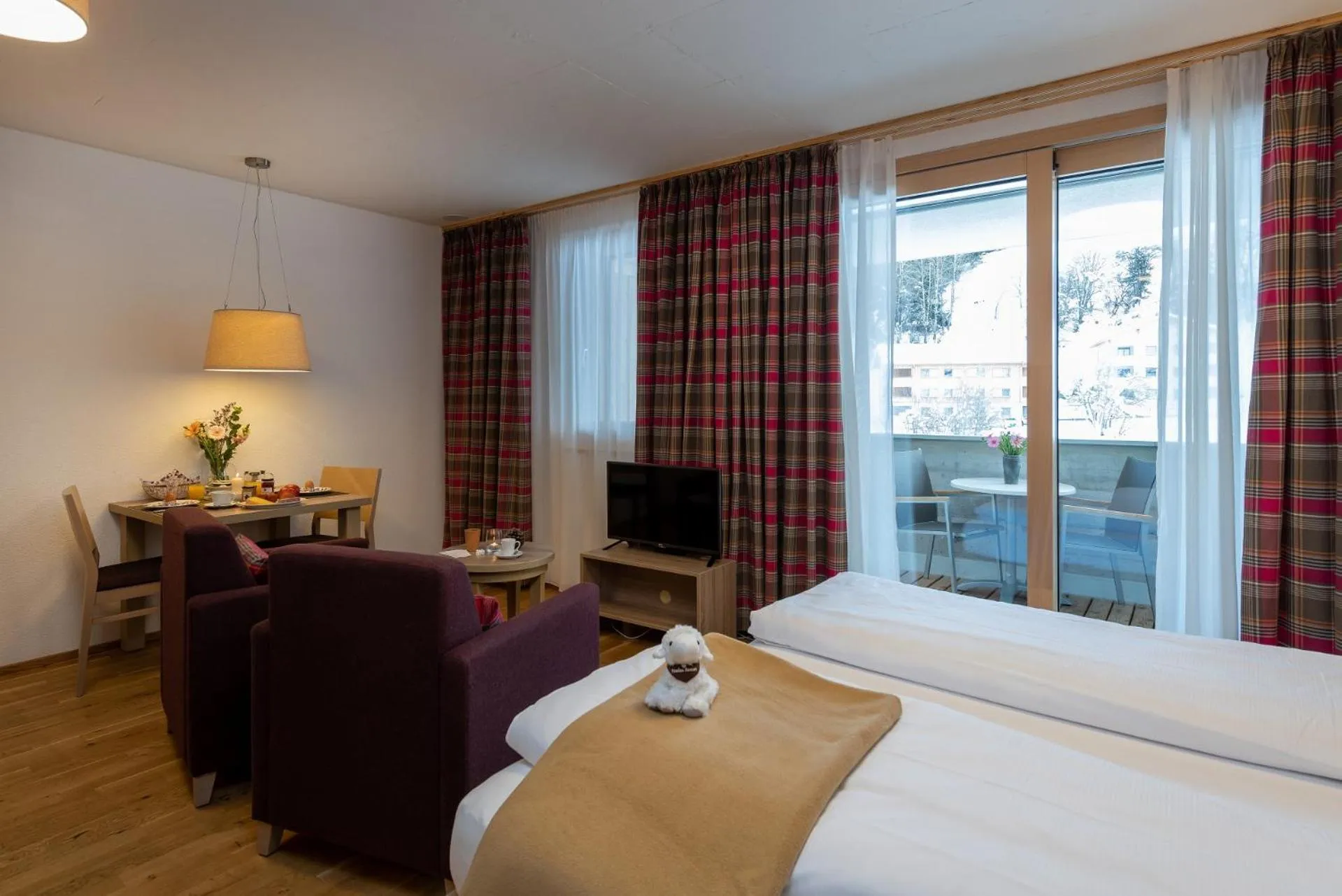 Living room, Bed in Pradas Resort Brigels