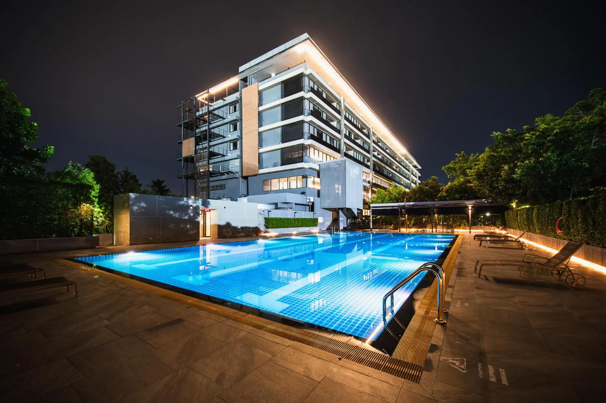 Swimming pool in Tinidee Hotel Bangkok Golf Club