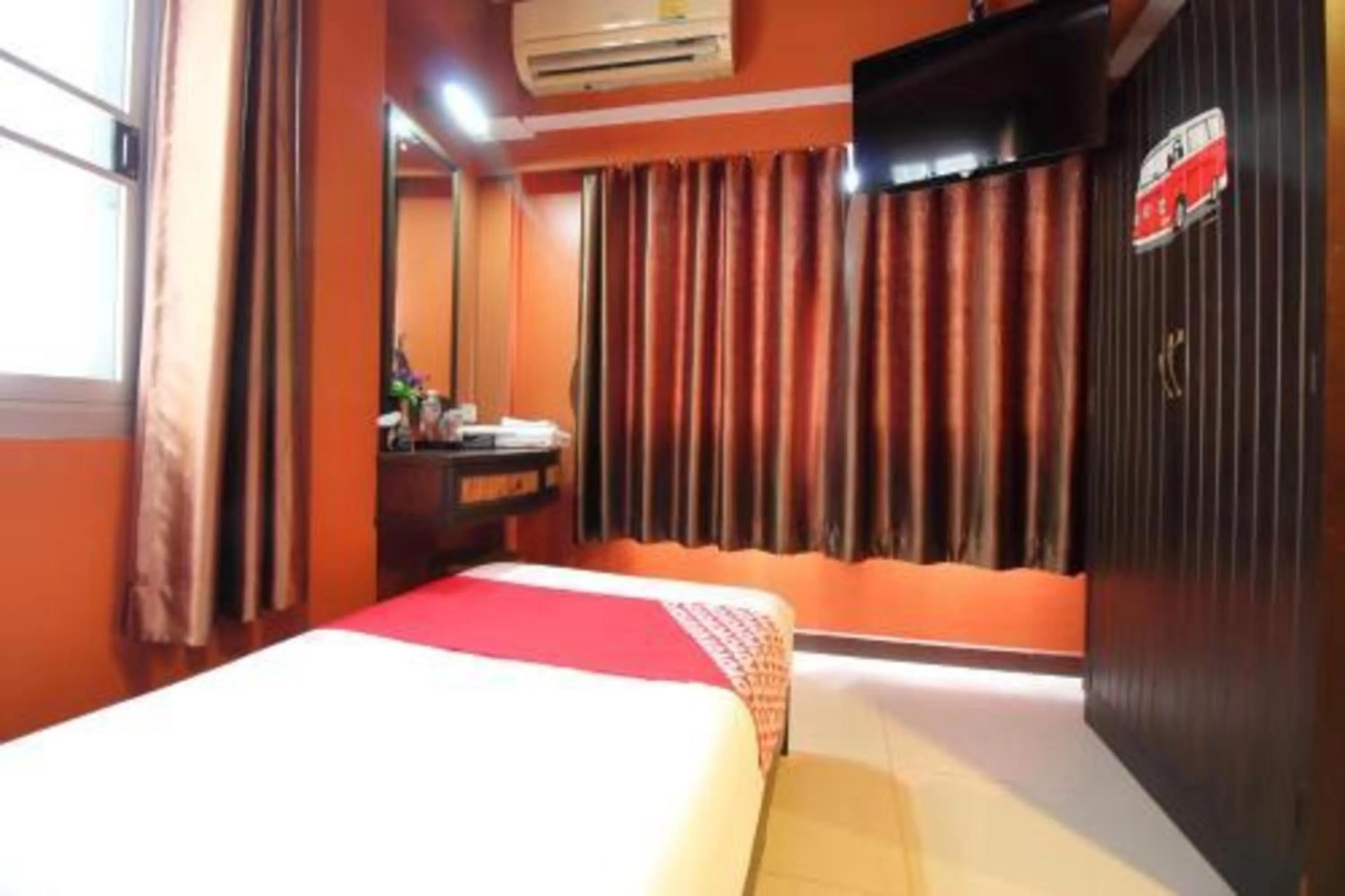 Bedroom, Bed in Pannee Lodge Khaosan - SHA Plus