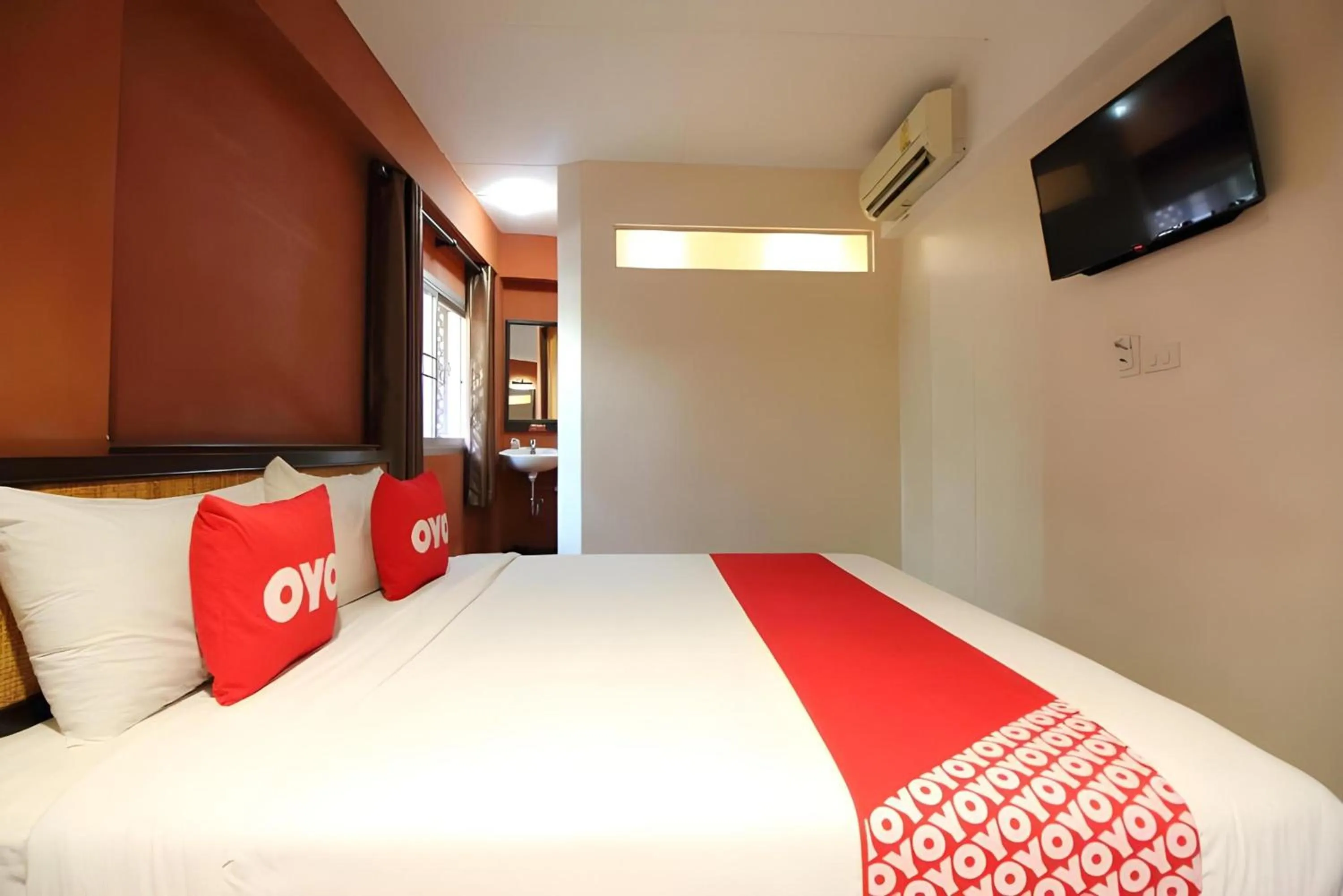 Bedroom, Bed in Pannee Lodge Khaosan - SHA Plus