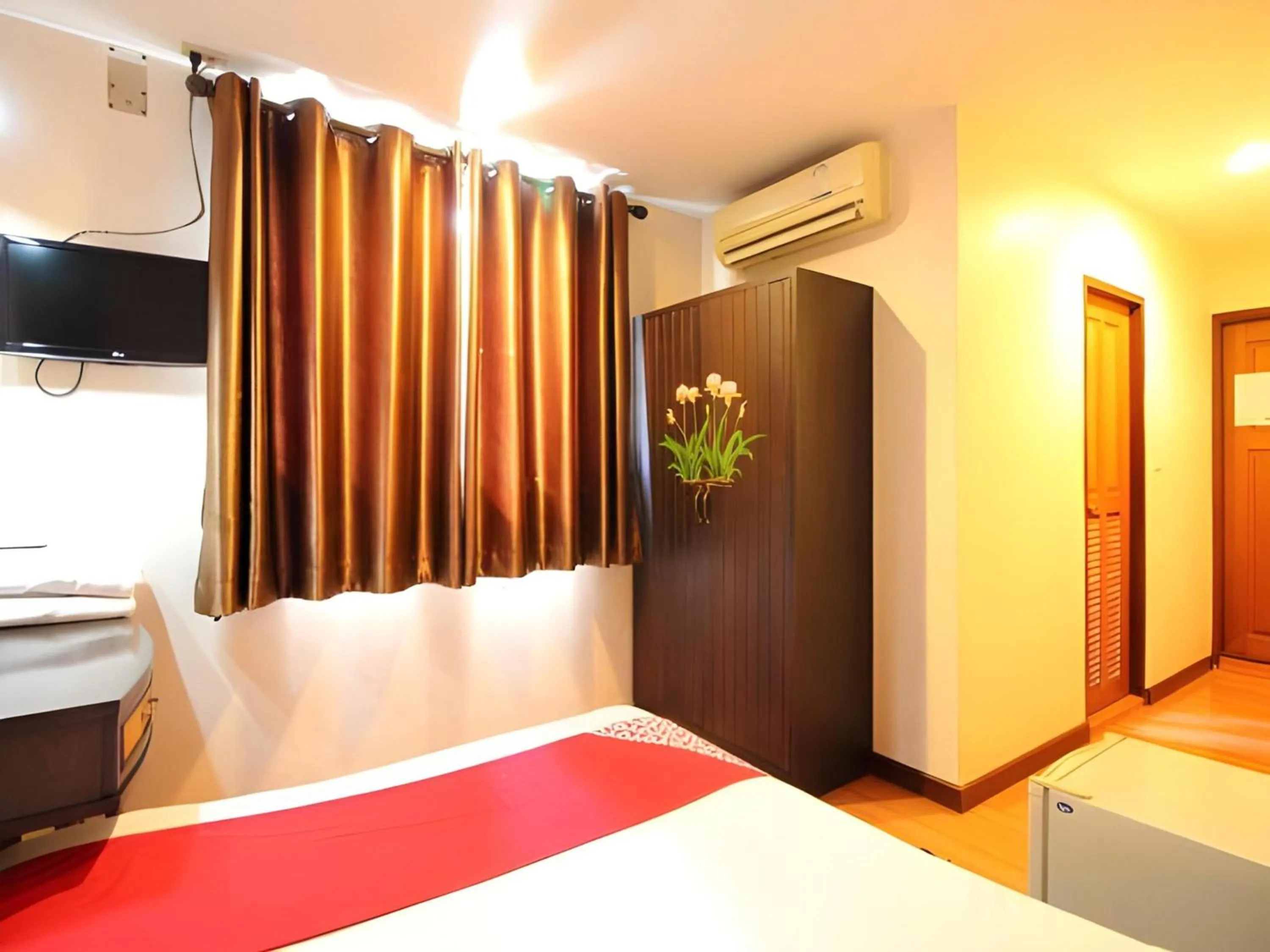 Bedroom, Bed in Pannee Lodge Khaosan - SHA Plus