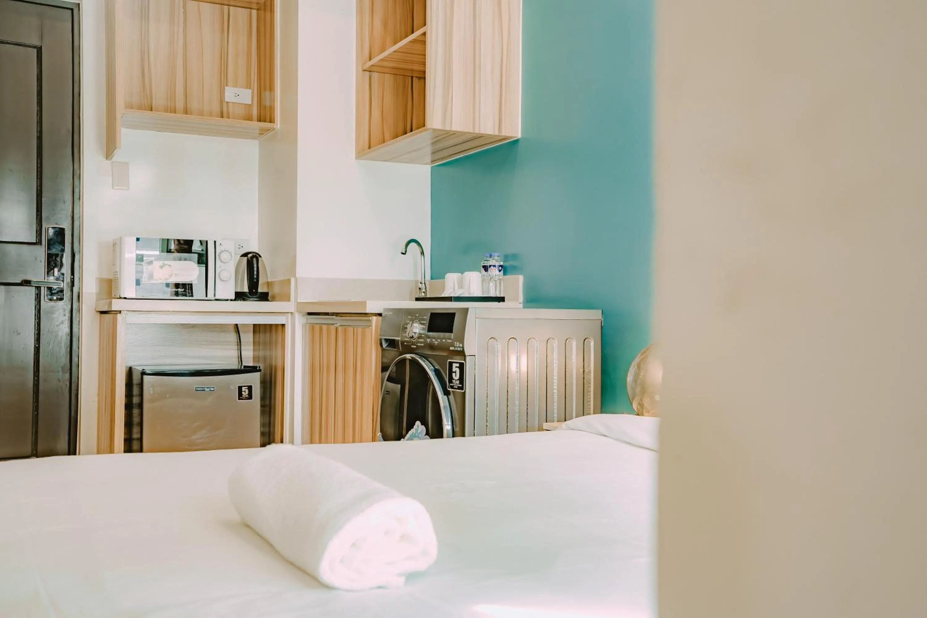 Kitchen or kitchenette, Bed in I Suites Hotel Malate