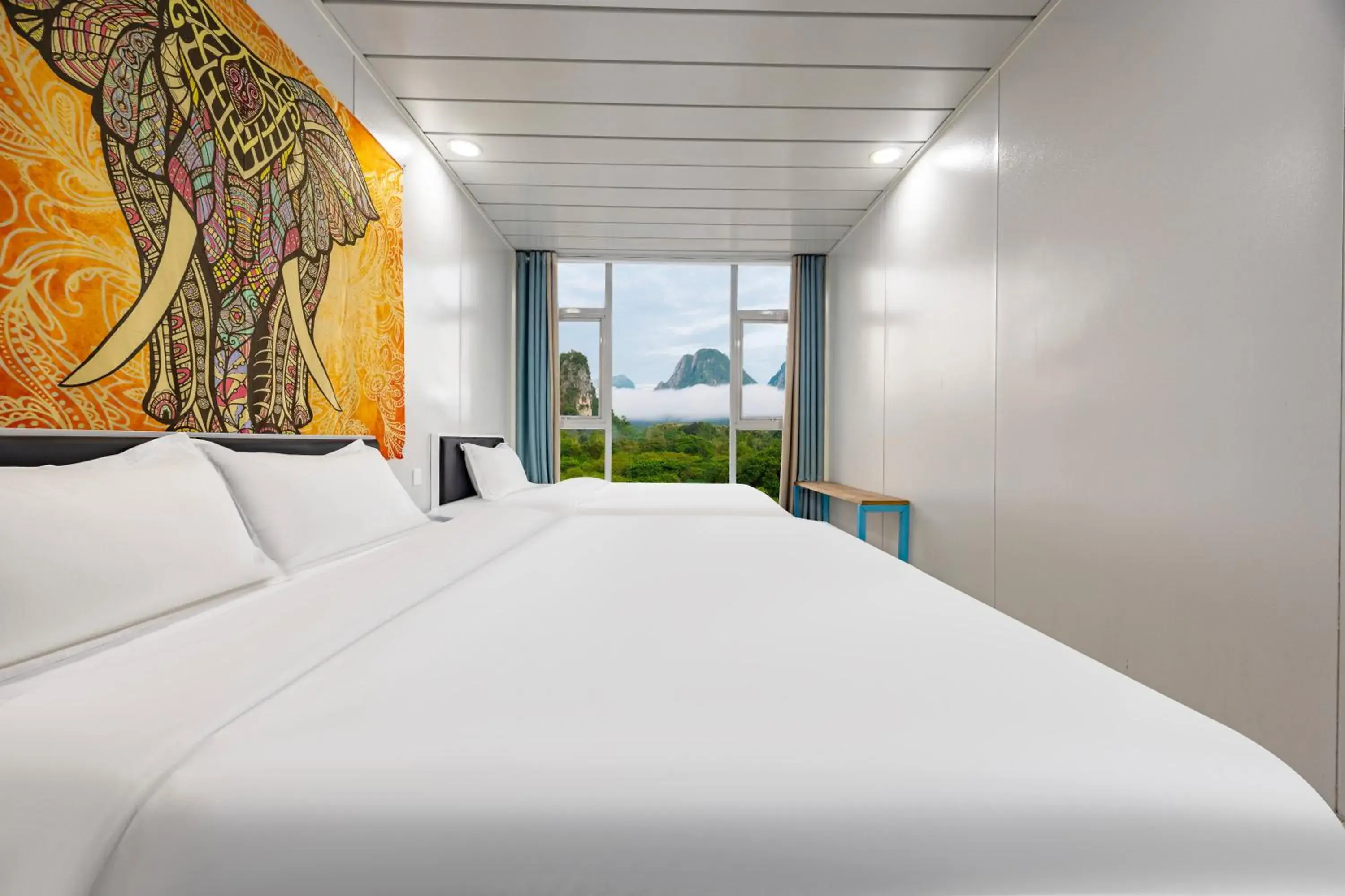 Deluxe Twin Room in Pool Party Hotel Deluxe Twin Room in Pool Party Hotel