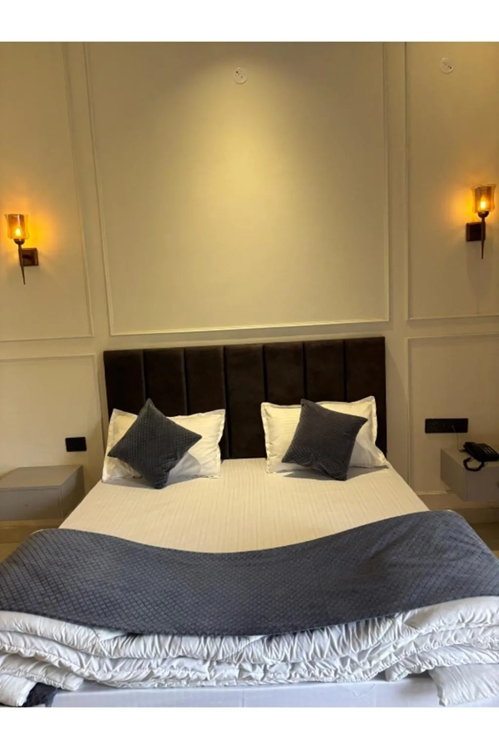 Bed in Yashasvi Himalayan Resort